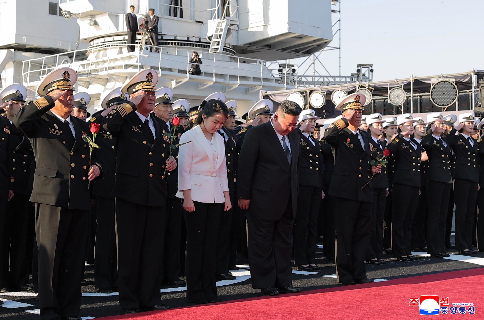 El líder norcoreano Kim Jong-un y su hija Kim Ju Ae asistiendo a la ceremonia de inauguración del destructor.