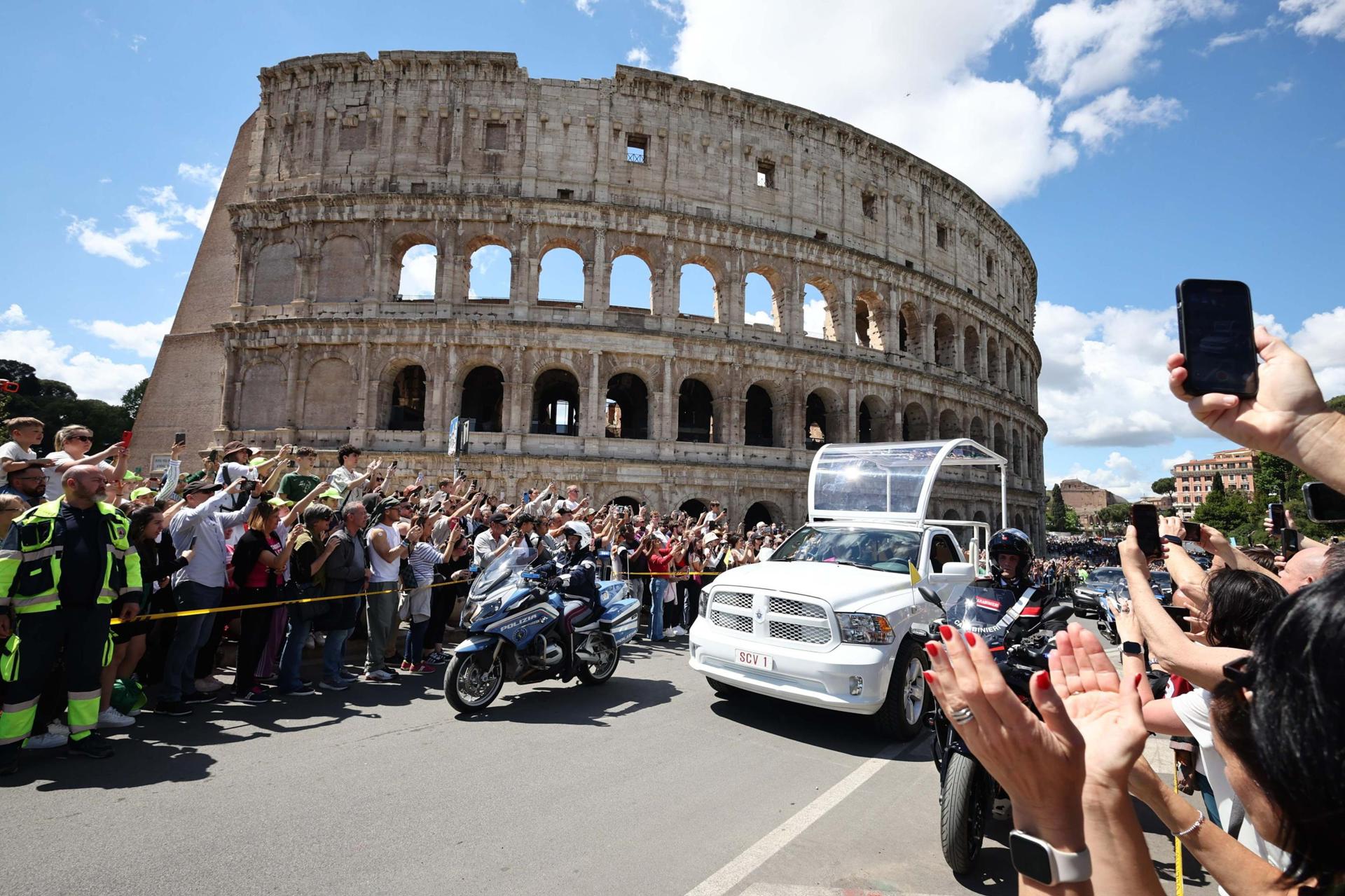 Momento en que el papamóvil con el féretro de Francisco ha pasado por delante del Coliseo de Roma.