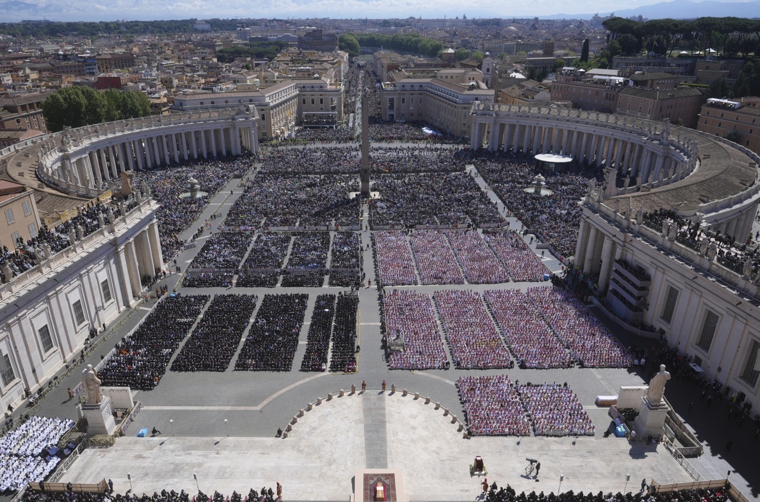 Vista general de la plaza de San Pedro del Vaticano, durante el funeral del papa Francisco.