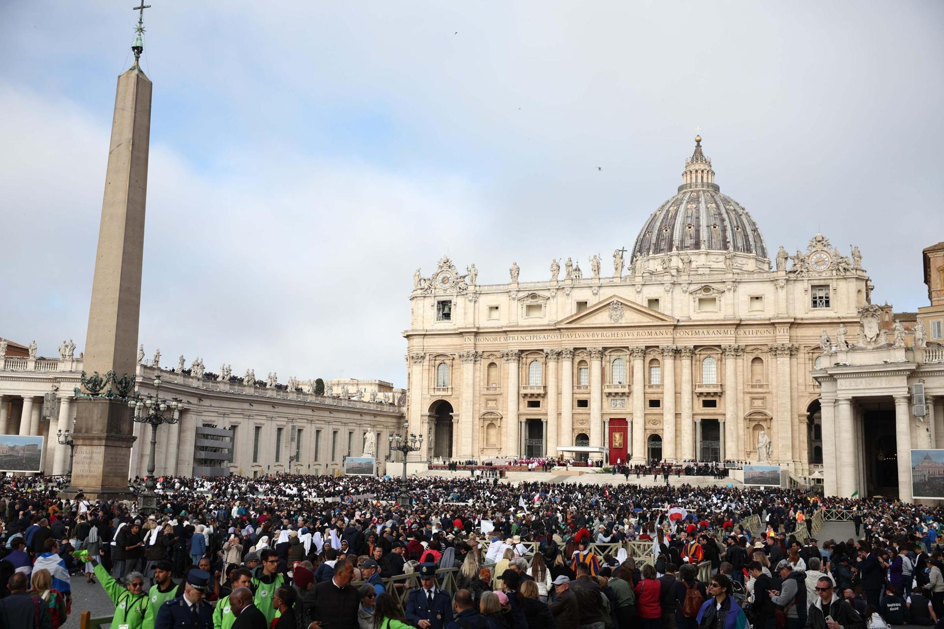 Miles de asistentes esperan el inicio del funeral del papa Francisco en la Plaza de San Pedro del Vaticano.