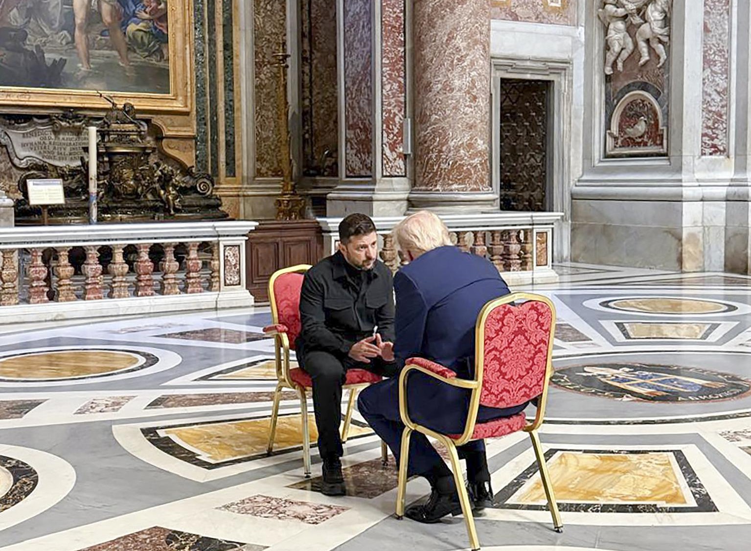 Reunión de Trump y Zelenski en la basílica de San Pedro del Vaticano, en una imagen difundida por el Gobierno ucraniano.