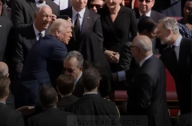 Así ha sido el apretón de manos de Donald Trump con Felipe VI y Letizia en el funeral del papa Francisco.