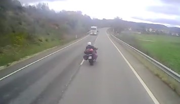 O motorista no caminhão é um momento perigoso para a frente.