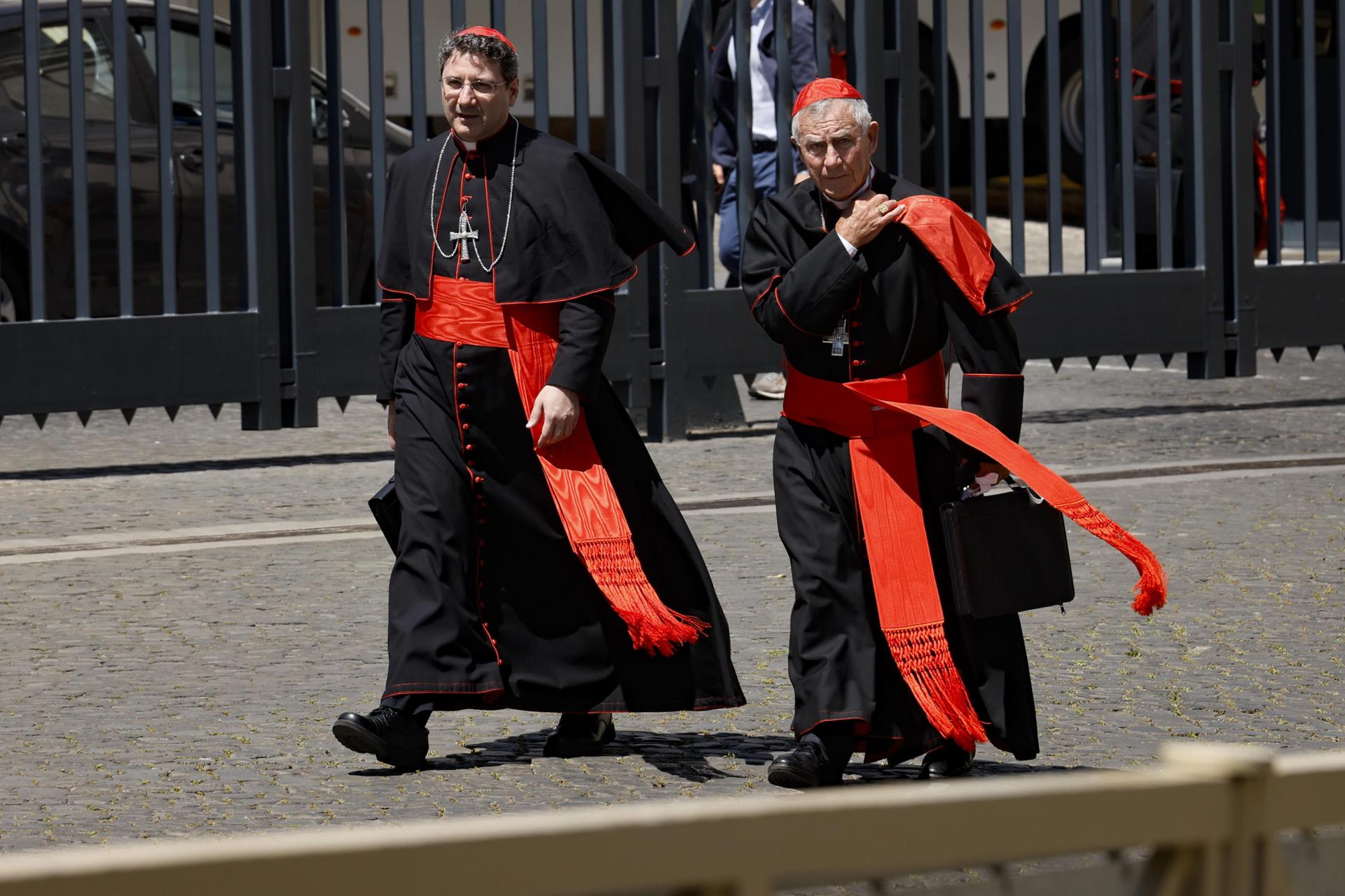 Dos cardenales que participarán en el Cónclave de la semana que viene saliendo del Vaticano.
