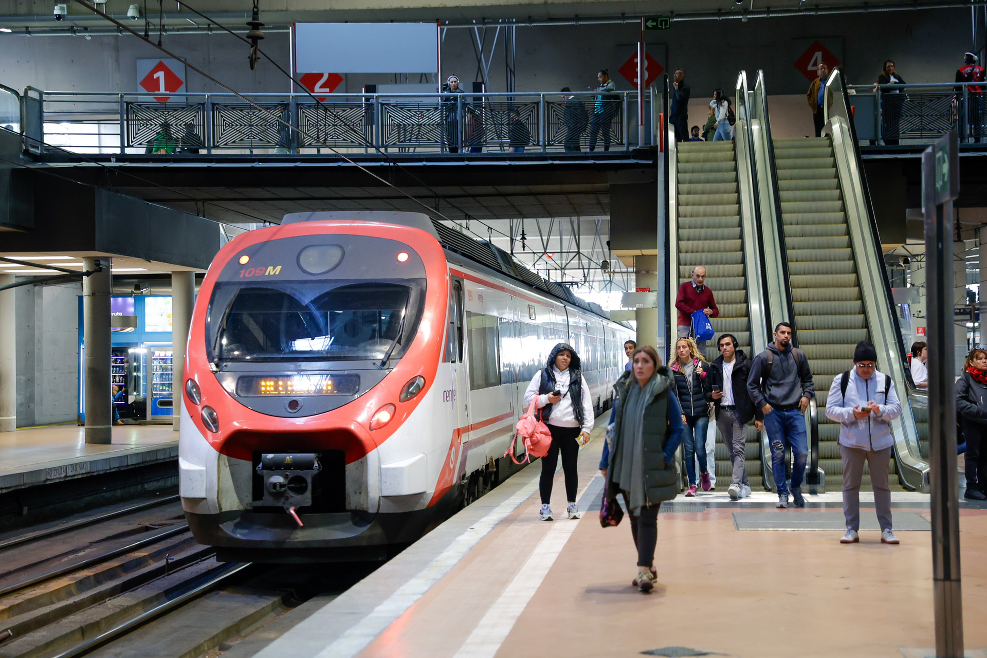 Fotografia: Jose Gonzalez ((estima 20 m)) Item: Blackout Day 2. Estações de metrô, Sercanas, Renfe. Transporte público