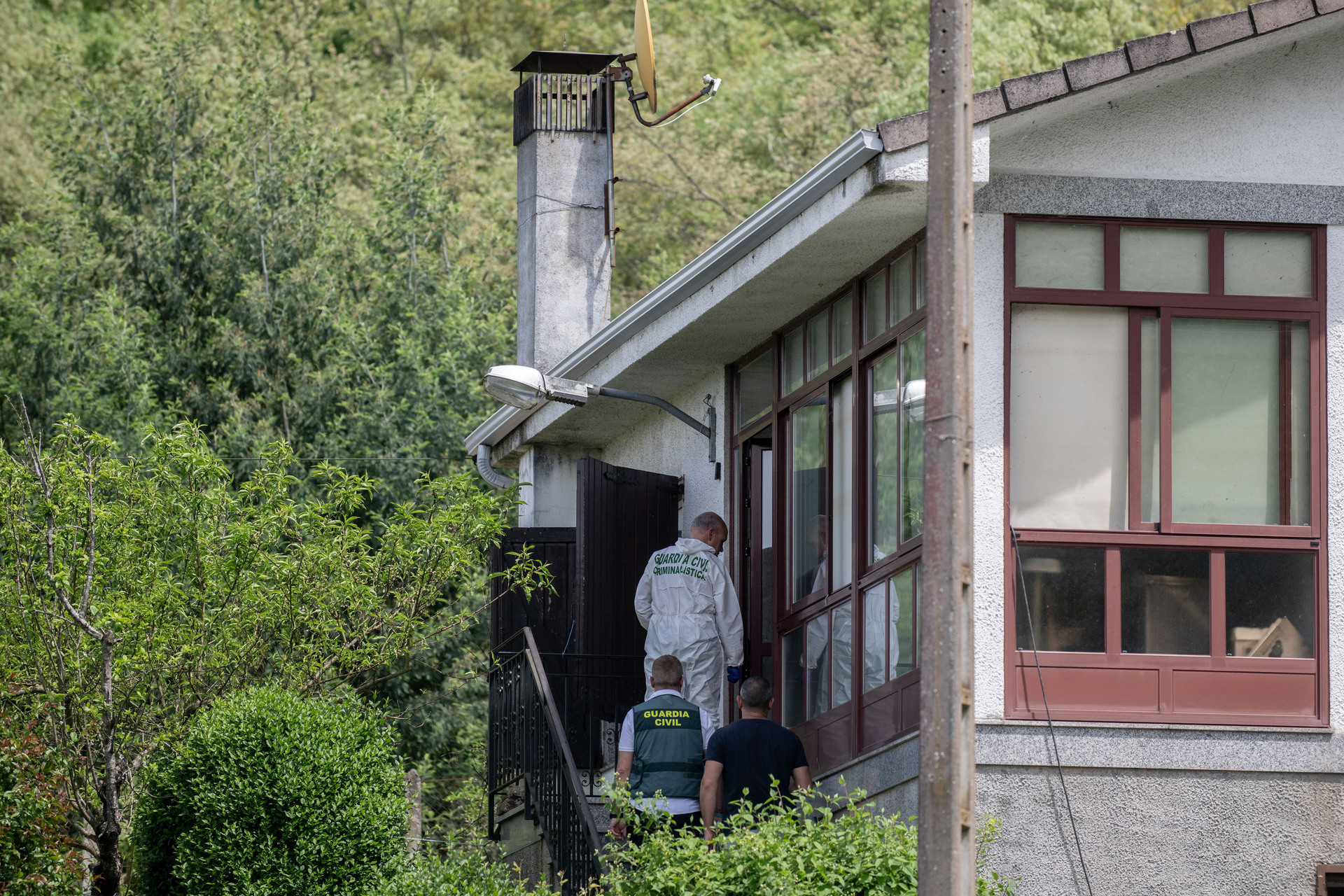 TABOADELA (OURENSE), 29/04/2025.- Agentes de la Guardia Civil en la vivienda donde tres personas, una pareja y su hijo, han fallecido por inhalación de monóxido de carbono en Taboadela (Ourense). El suceso lo está invesigando la Guardia Civil para aclarar si la inhalación de monóxido de carbono causante tuvo su origen en un generador activado durante el apagón eléctrico del lunes para suministrar energía a un respirador médico. EFE/ Brais Lorenzo