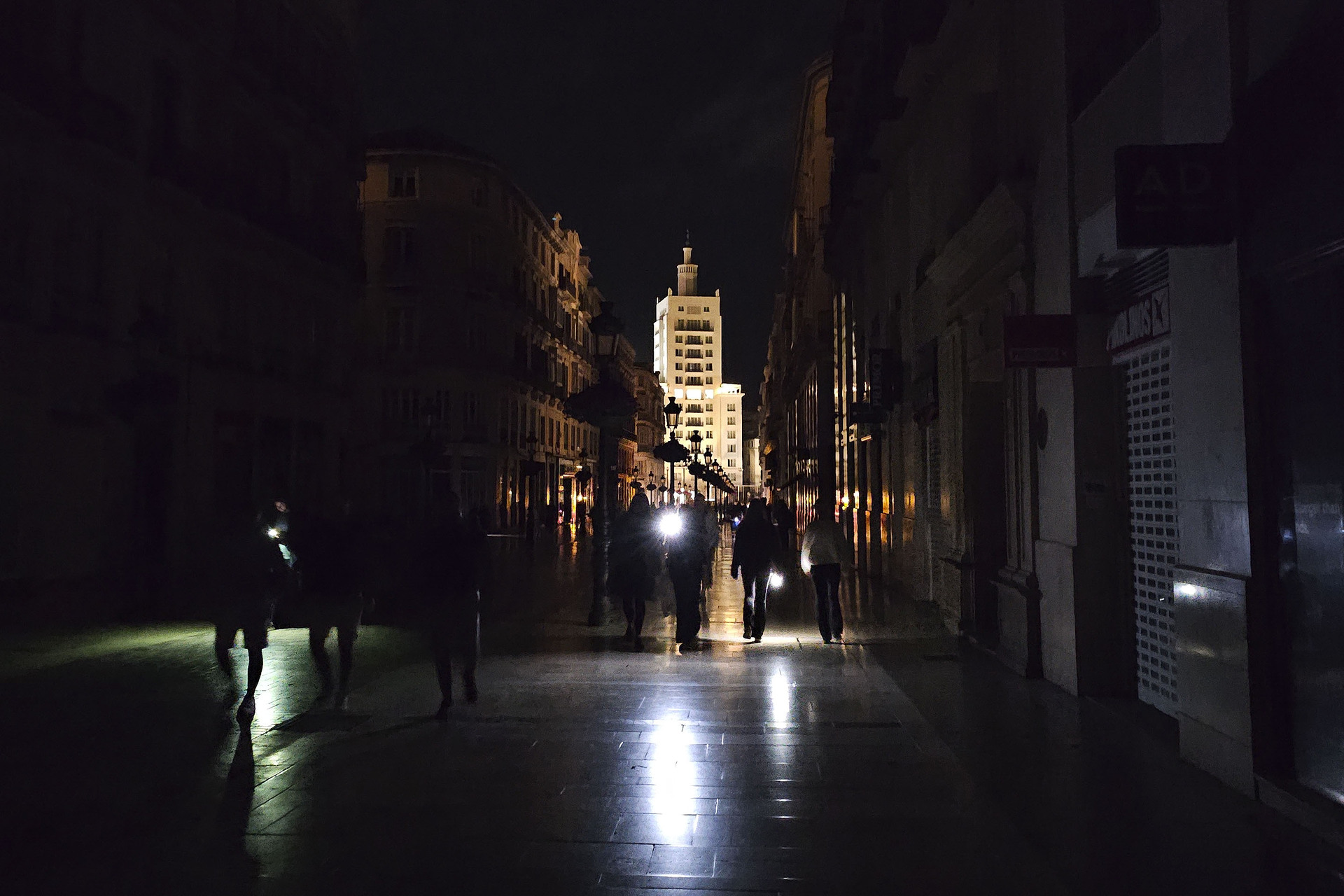 MÁLAGA (ESPAÑA), 29/04/2025.- Vista de la céntrica calle Larios de Málaga, una de las más reconocidas de España, a oscuras durante la noche del lunes durante el apagón eléctrico. EFE/ Enrique Bermúdez