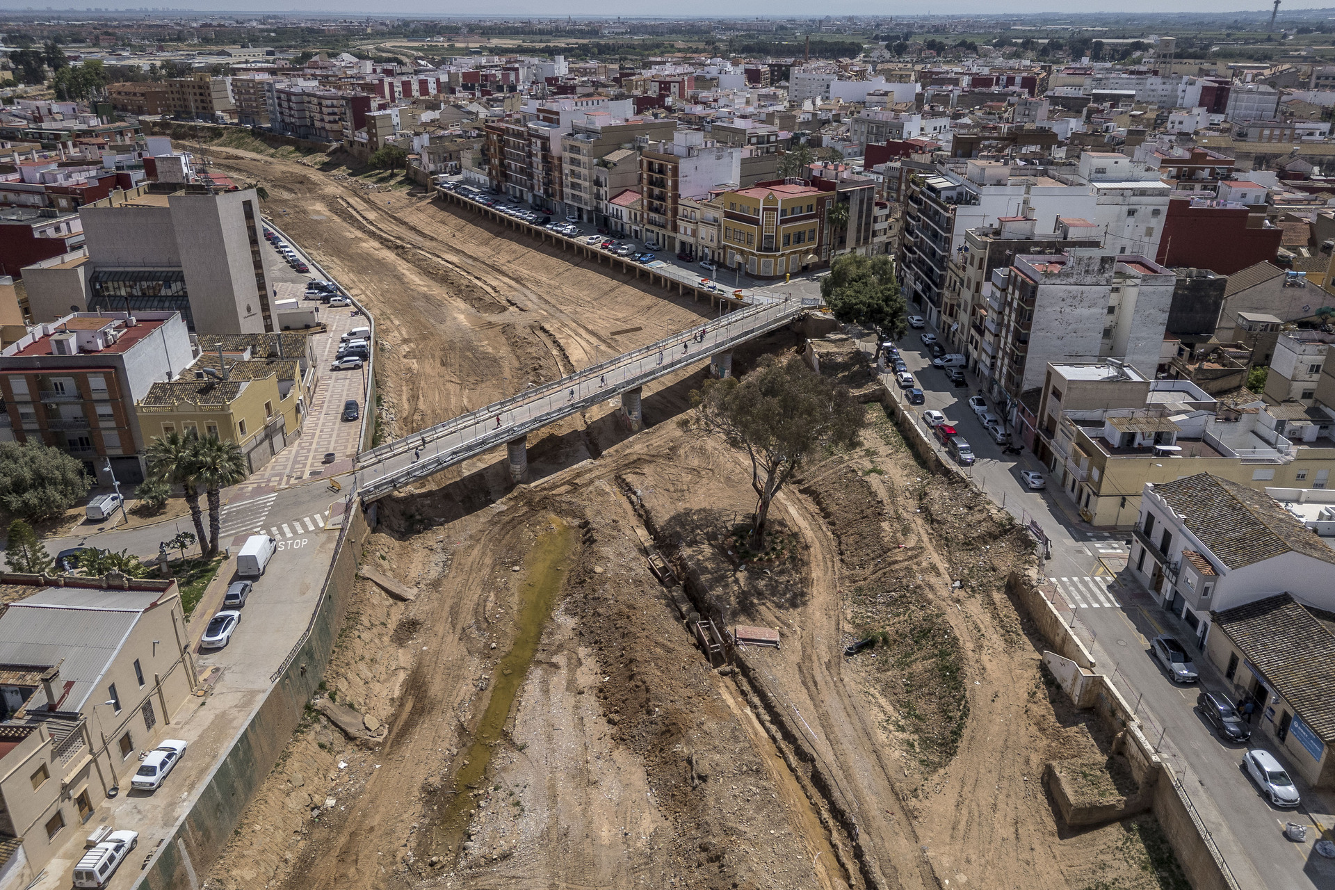 FOTODELDÍA Paiporta (Valencia), 29/04/2025. Vista general del barranco del Poyo a su paso por Paiporta cuando se cumplen 6 meses de la dana que afectó a varias comarcas de Valencia con casi doscientos treinta muertos. EFE/Biel Aliño