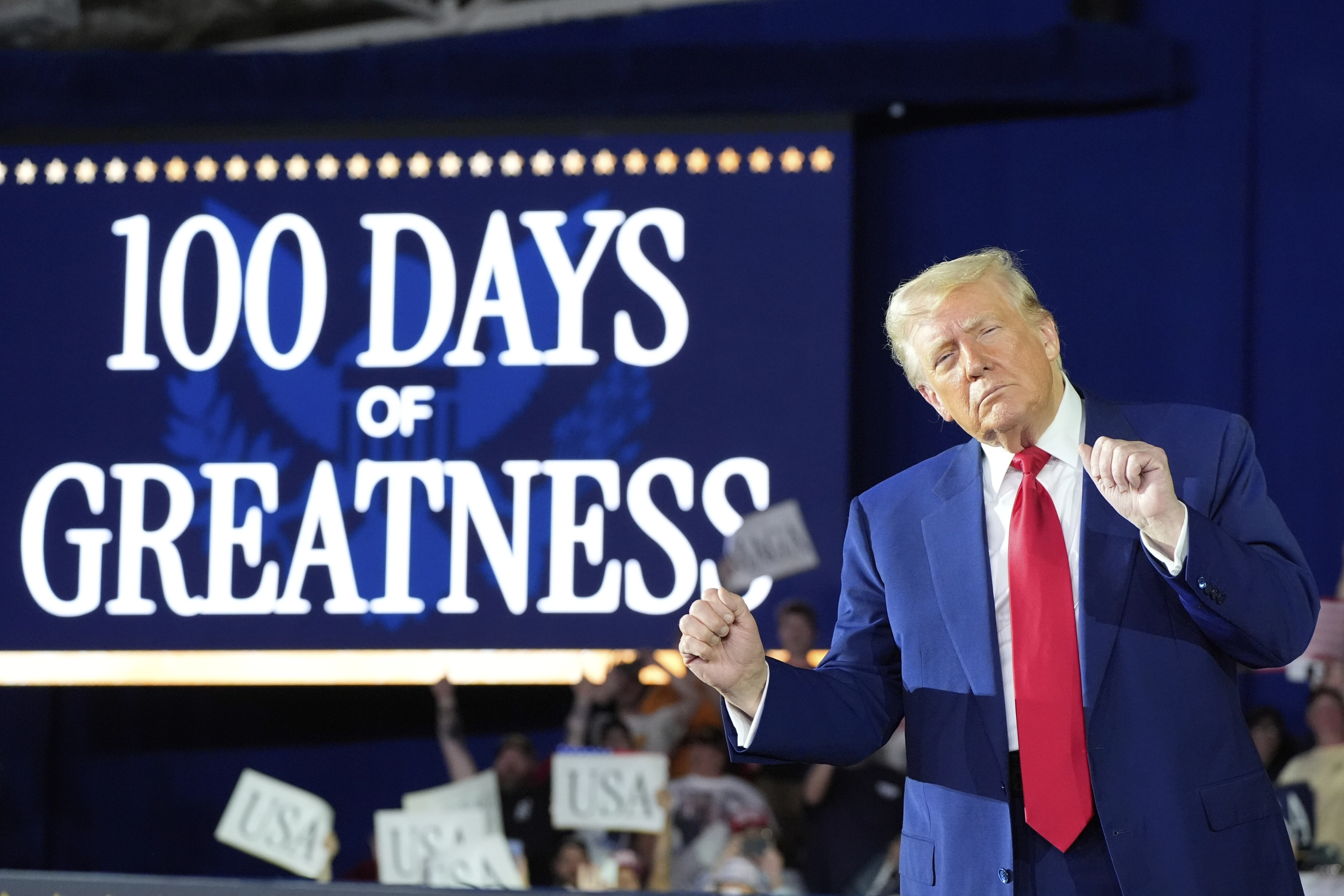 El presidente Donald Trump llega para hablar sobre sus primeros 100 días en el Macomb County Community College Sports Expo Center, el martes 29 de abril de 2025, en Warren, Michigan.
