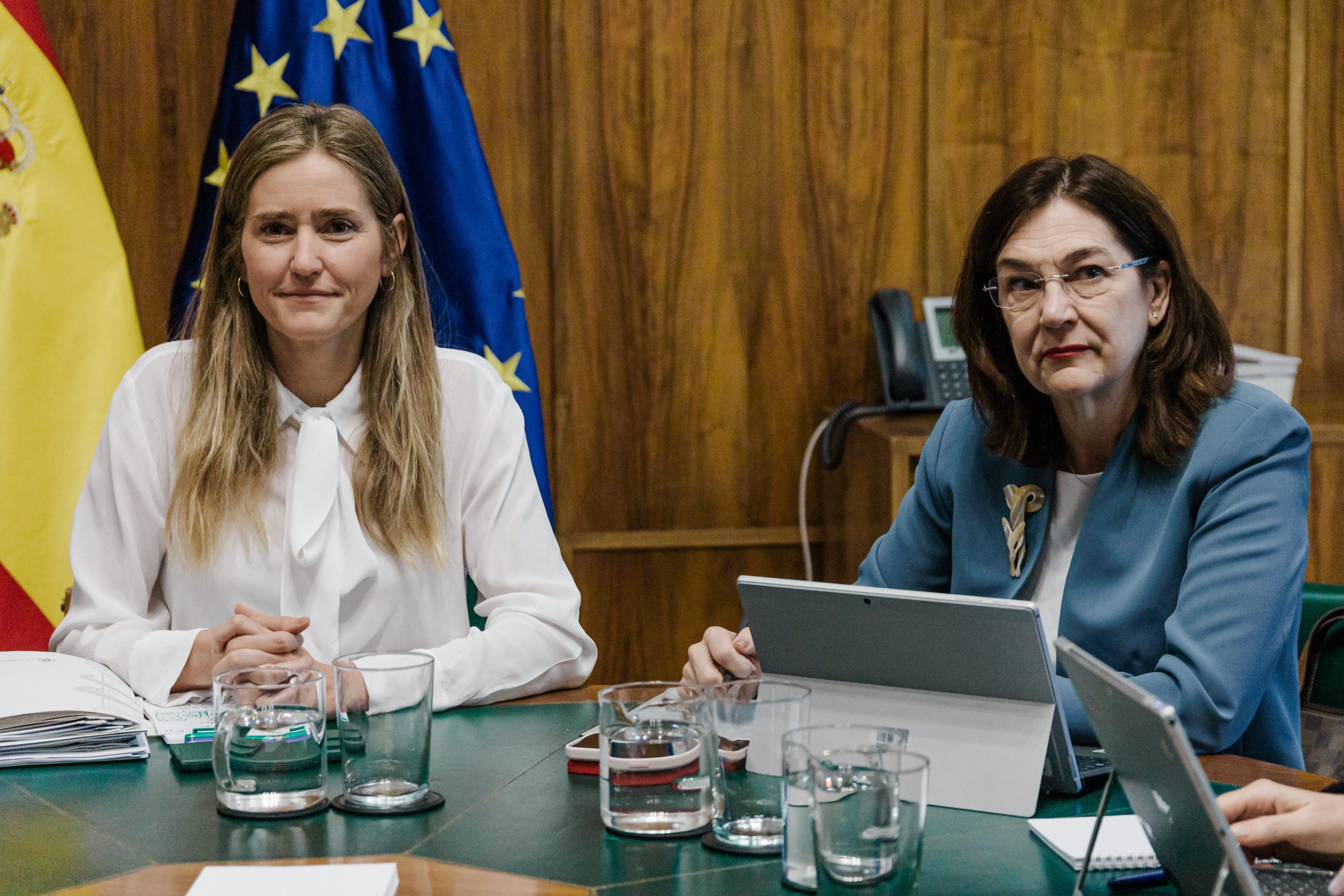 La vicepresidenta del Gobierno y ministra para la Transición Ecológica, Sara Aagesen (i), y la presidenta de la Comisión Nacional de los Mercados y la Competencia (CNMC), Cani Fernández, durante una reunión en la sede del ministerio el 1 de mayo.
