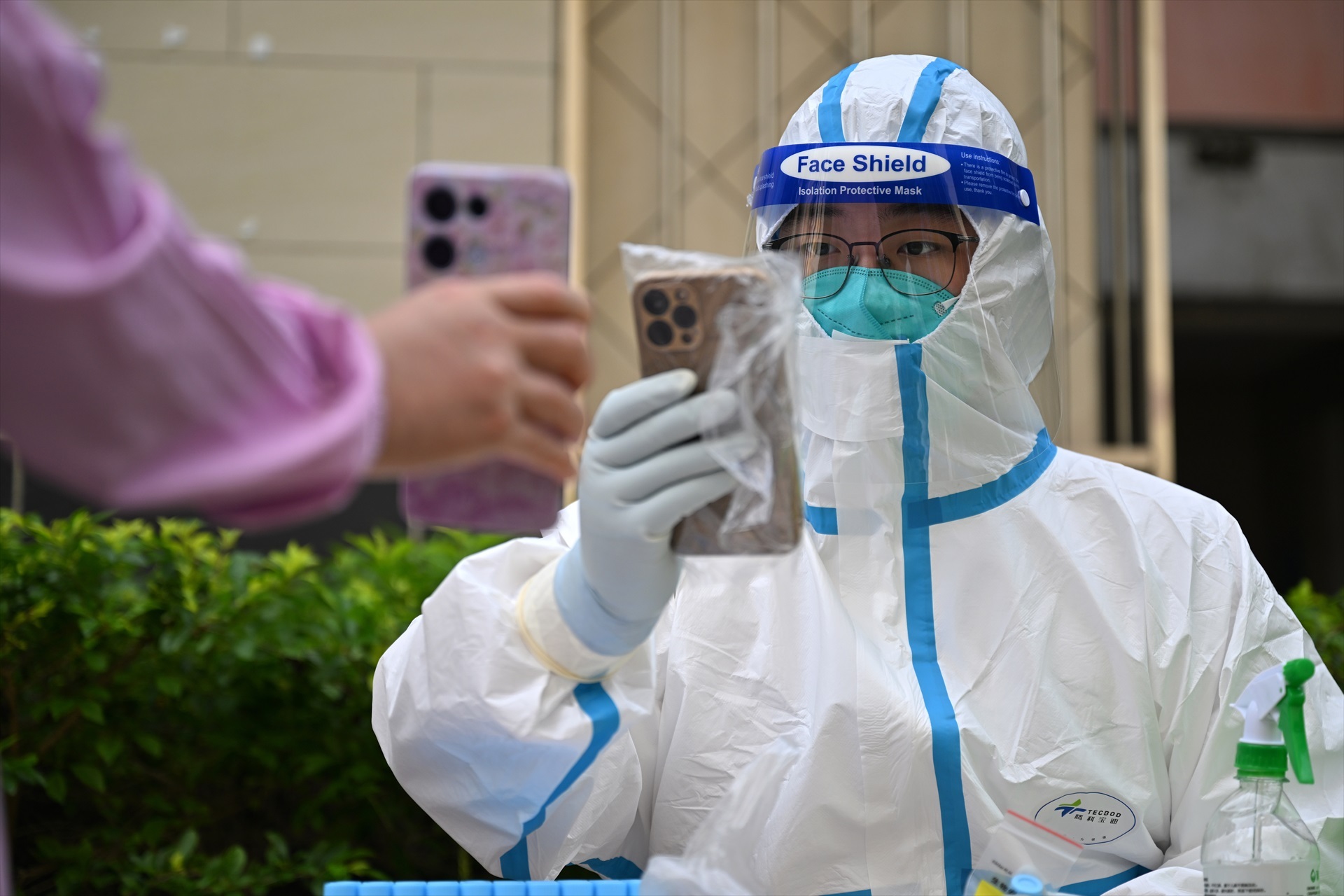 Zhou Shixun, un turista que se ha convertido en voluntario en Wuhan, en el centro de China, ante el repunte de COVID-19 en 2022.