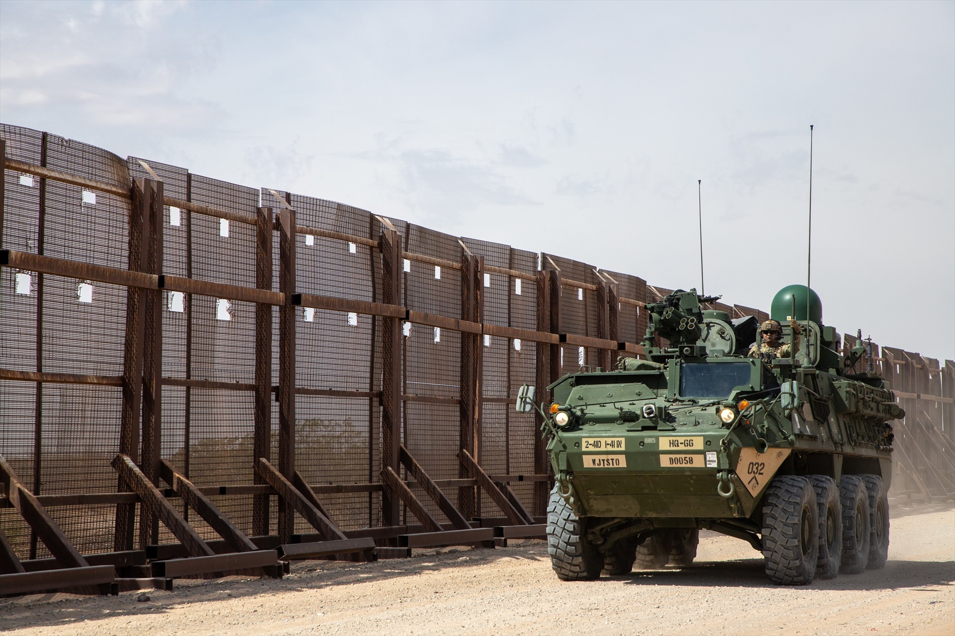 Un vehículo militar en la frontera entre México y Estados Unidos.