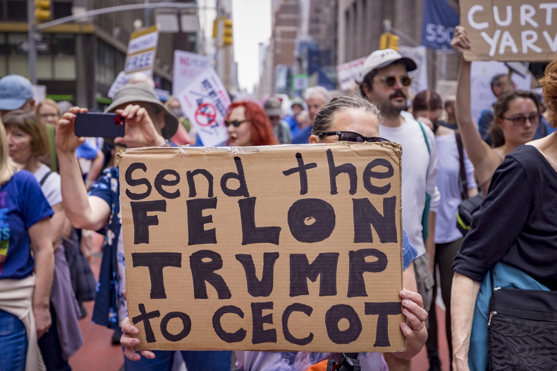 Miles de personas participan en la protesta 'Protejamos a los migrantes, protejamos el planeta' en Nueva York.