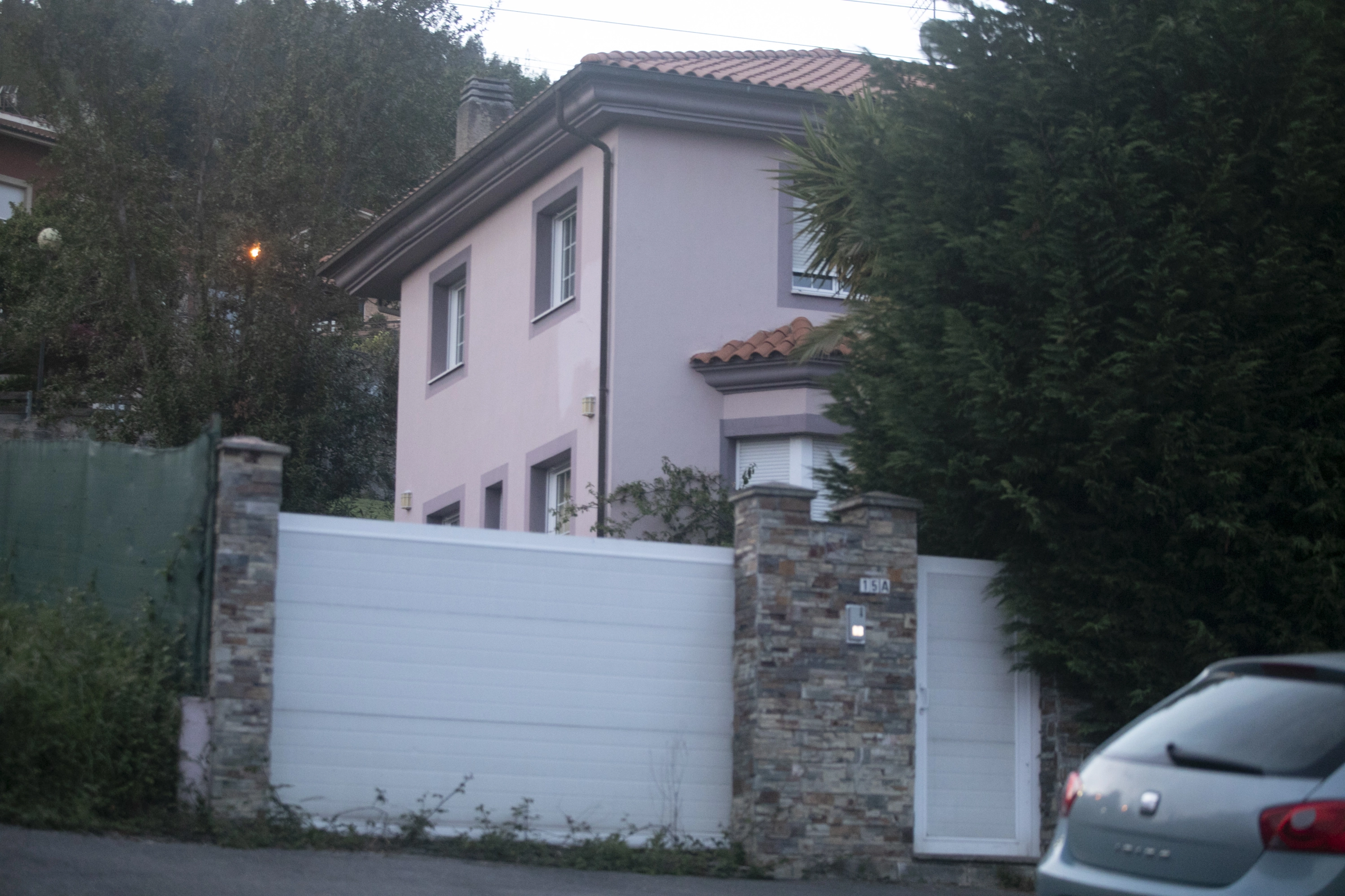 Exterior de la casa donde se han liberado a los menores en Oviedo.