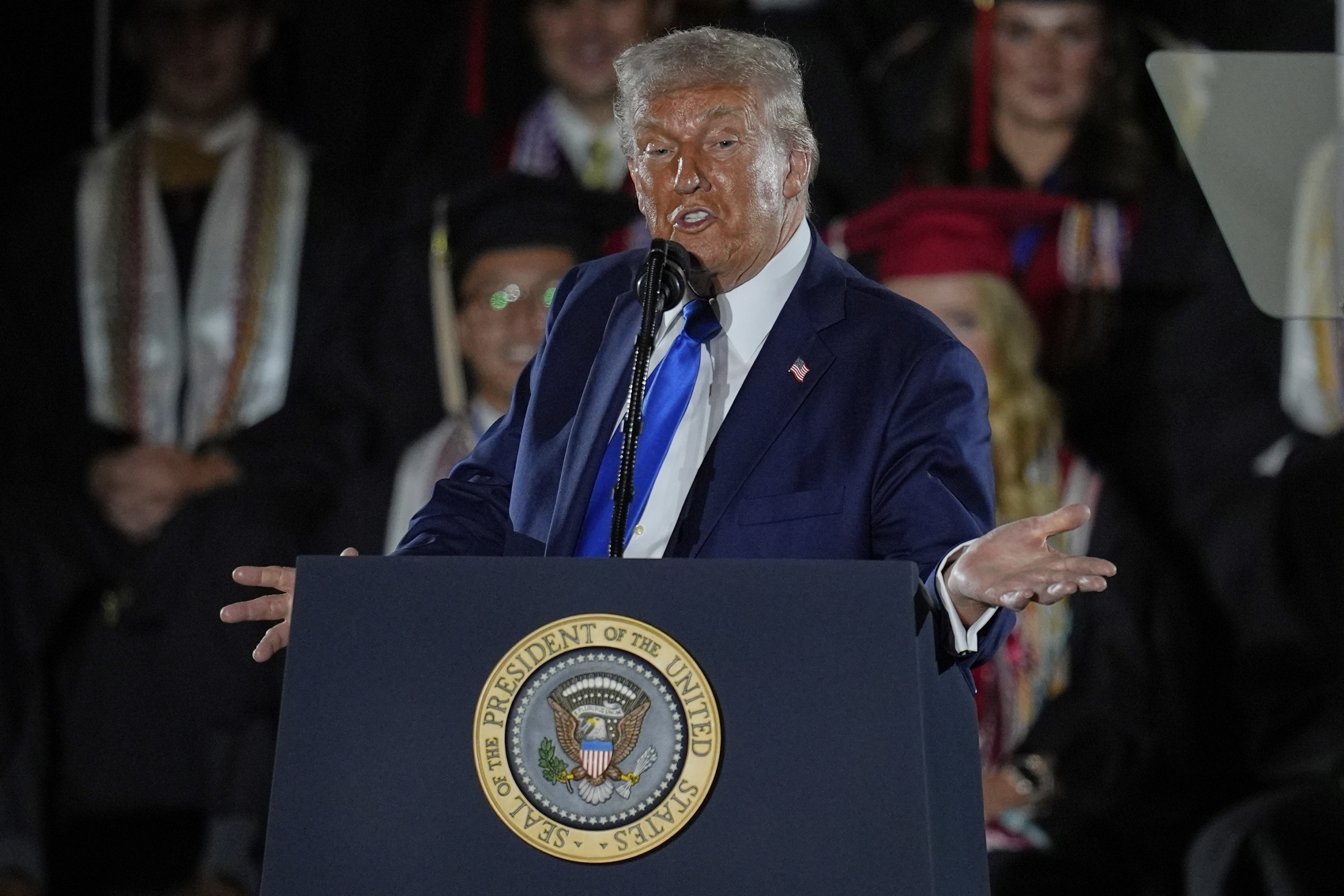 El presidente Donald Trump da un discurso de graduación en la Universidad de Alabama, el jueves 1 de mayo de 2025, en Tuscaloosa, Ala.
