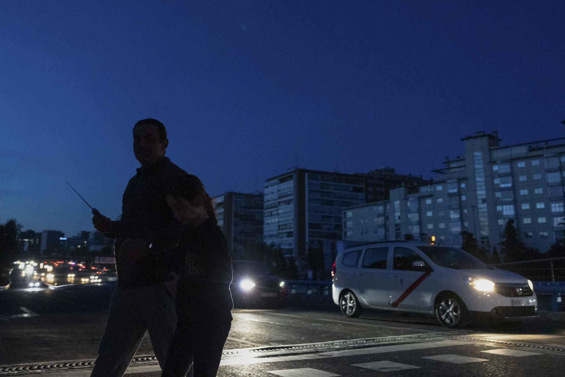 Un viandante cruza una calle de Madrid durante el apagón masivo del sistema eléctrico.