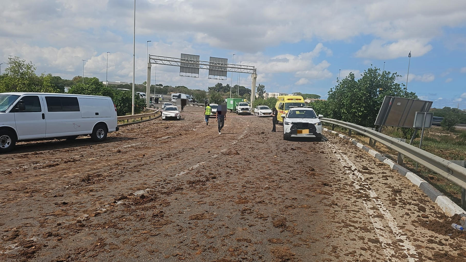 El aeropuerto de Tel Aviv ha resultado afectado tras la caída de un proyectil en la zona.