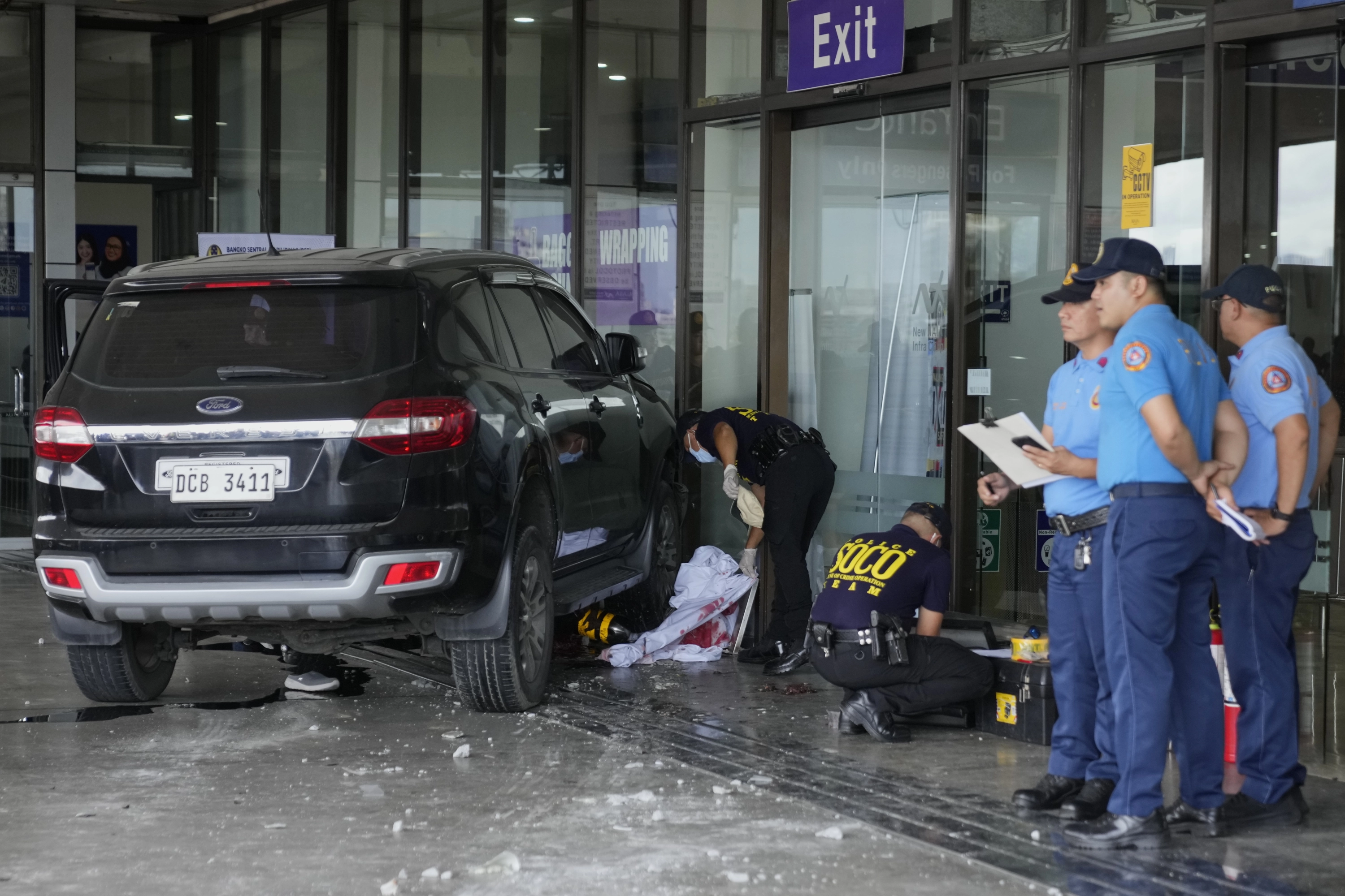 Mueren un hombre y una niña al estrellarse un coche contra la entrada del Aeropuerto Internacional de Manila.