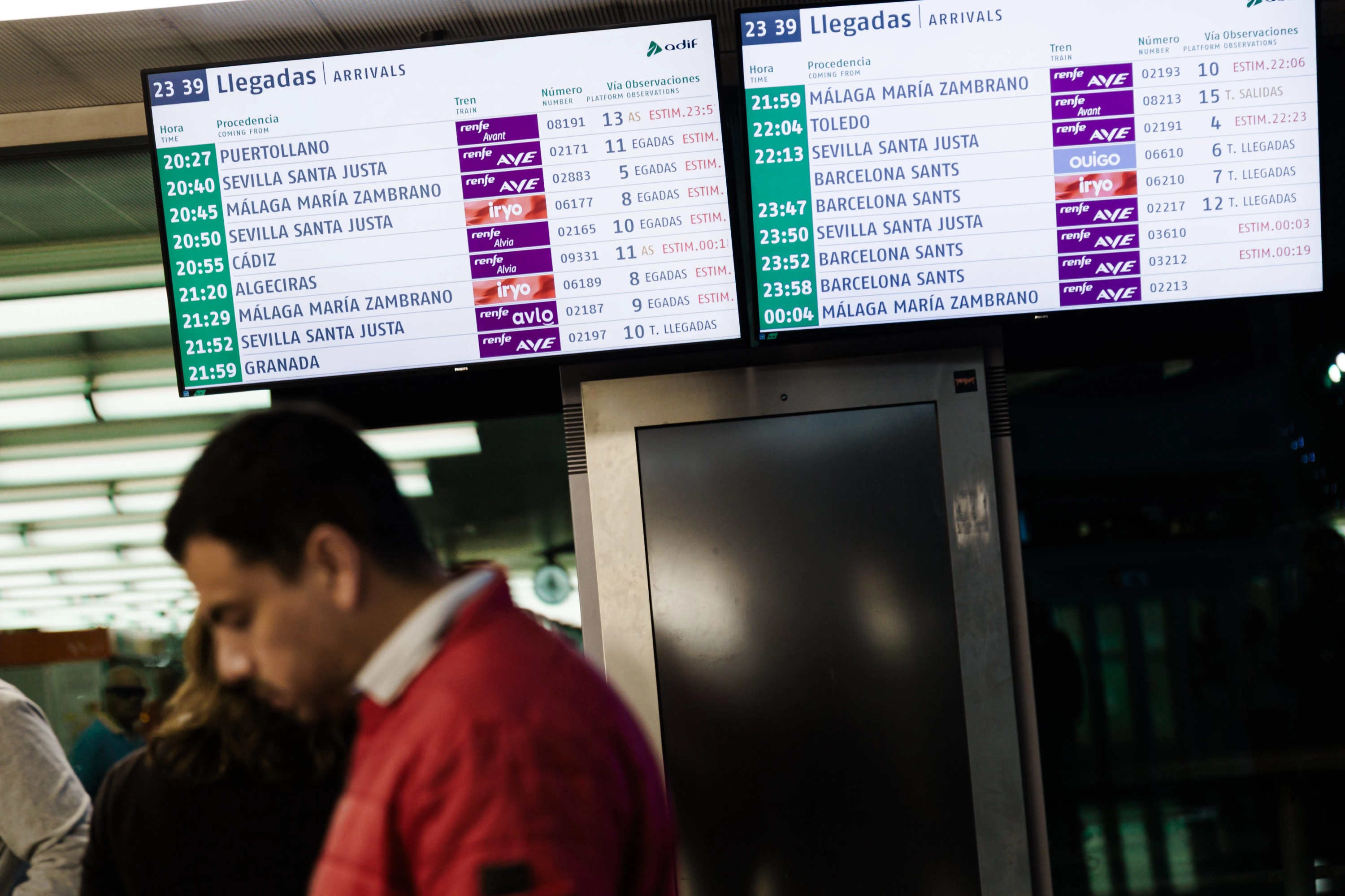 Carteles con las horas de llegada de los trenes en la Estación de Atocha, a 4 de mayo de 2025, en Madrid (España).