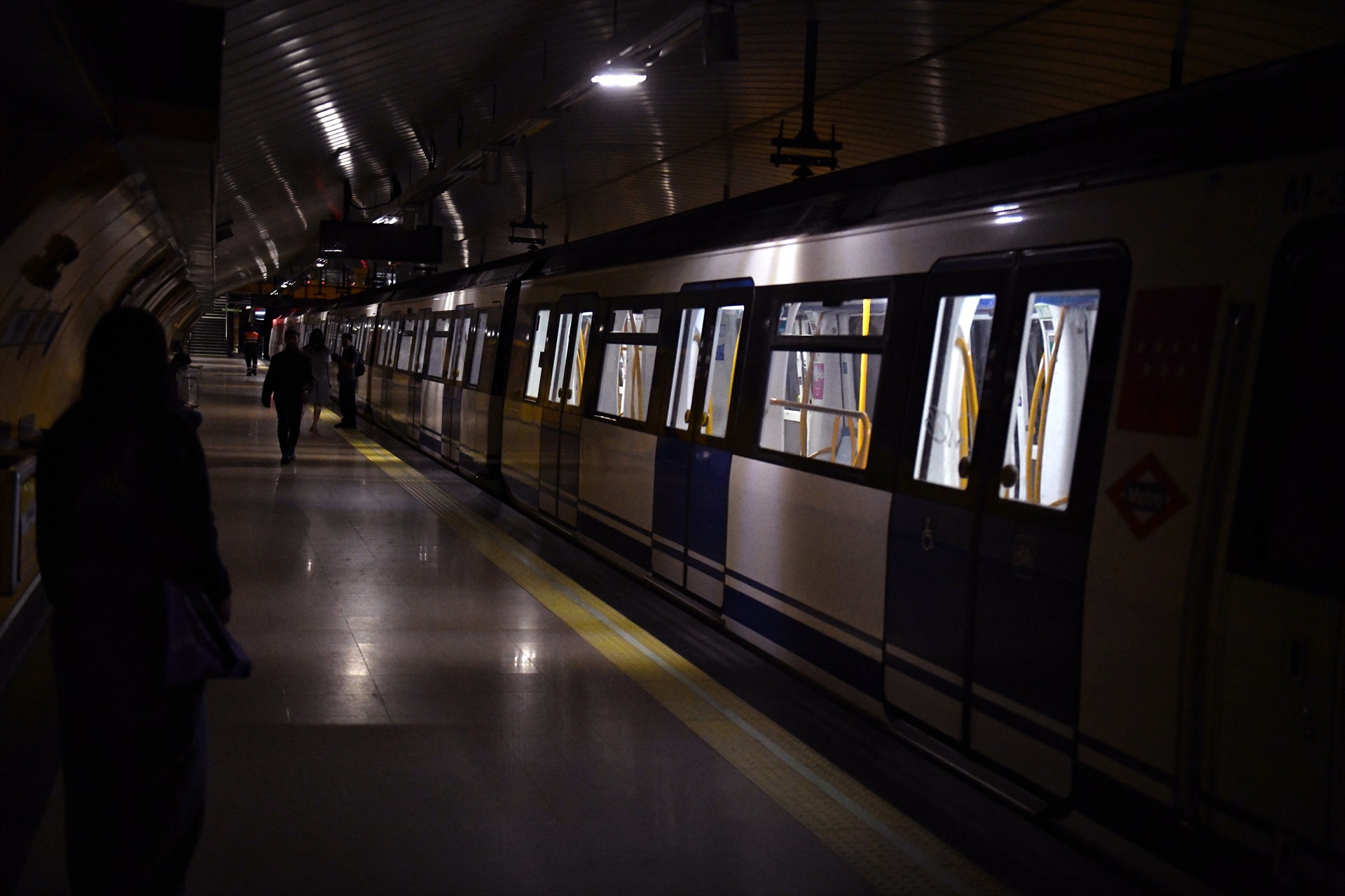 Interior del Metro de Madrid durante el gran apagón del 28 de abril de 2025.