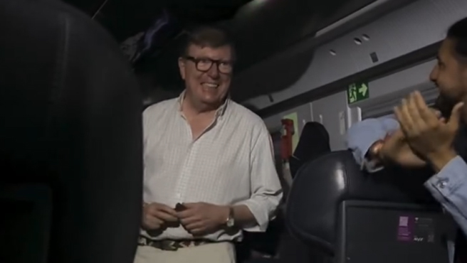 Os comediantes começaram a cantar para outros passageiros de Bulerus e outros paus de flamenco, eventualmente estavam com raiva.