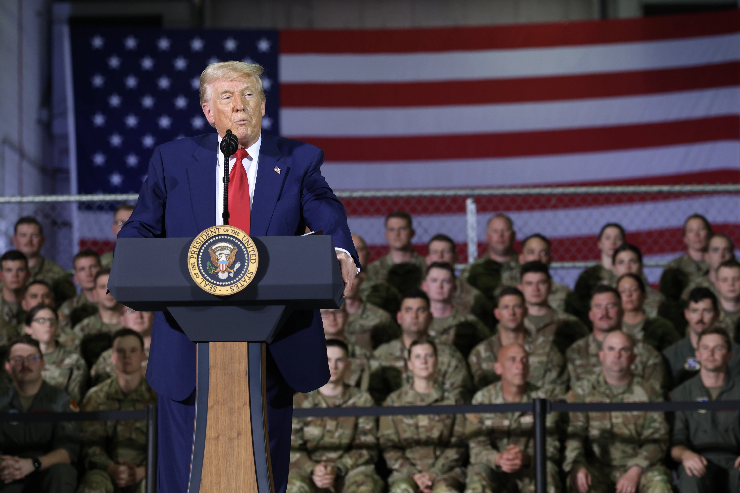 El presidente de EEUU, Donald Trump, durante una visita a las tropas de la Guardia Nacional Aérea de Michigan.