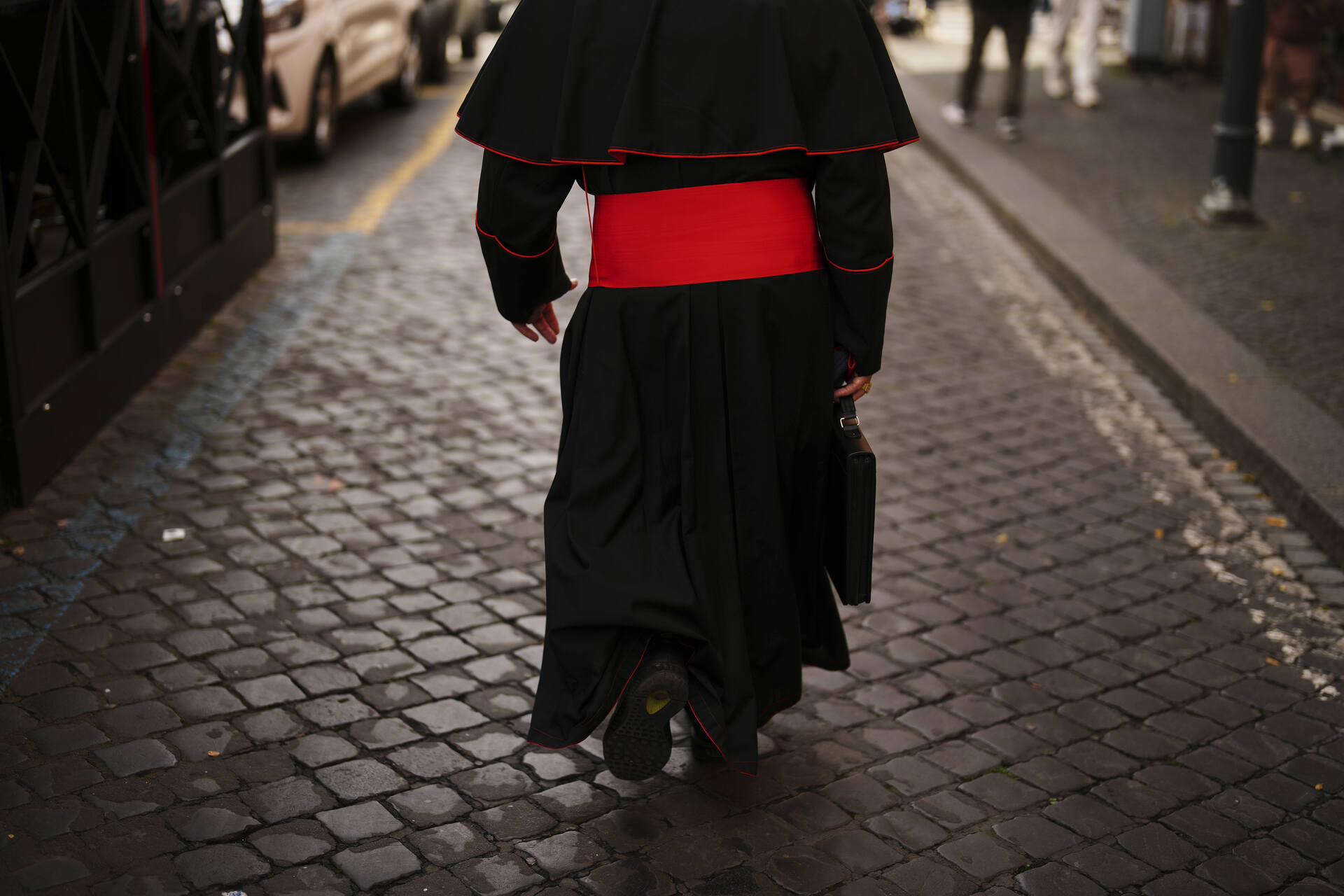 Cardinal John Dew leaves the Vatican on Monday, May 5, 2025, after attending the General Congregation of cardinals in the New Synod Hall where they are preparing for the upcoming conclave starting on May 7, to elect the 267th Roman pontiff. (AP Photo/Francisco Seco) Associated Press / LaPresse Only italy and Spain