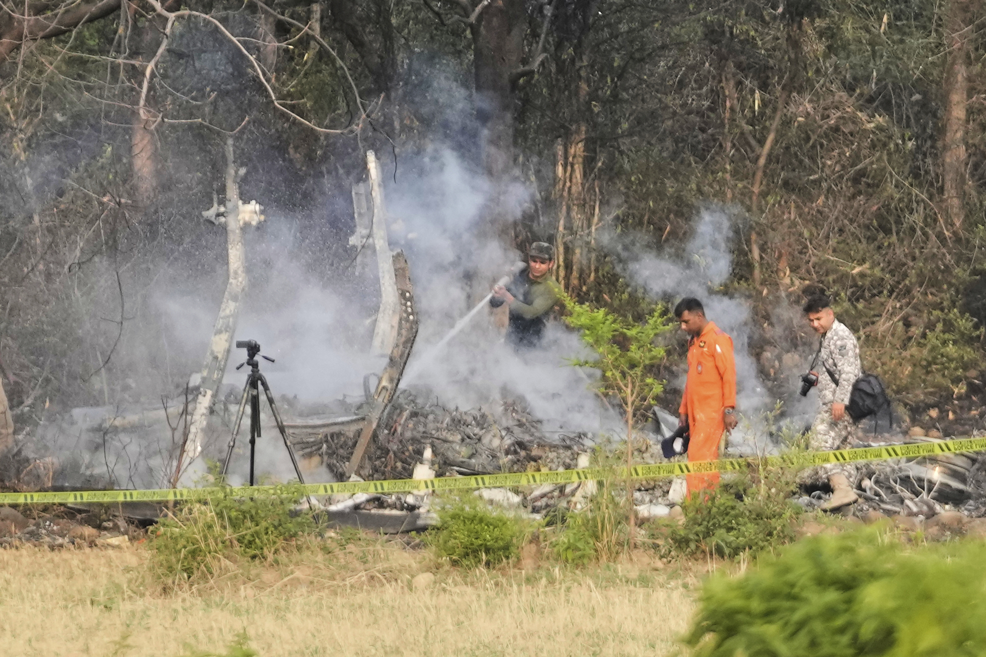 Bomberos apagan el humo que sale de los restos de un avión cerca de Akhnoor, en las afueras de Jammu, India, miércoles 7 de mayo de 2025.