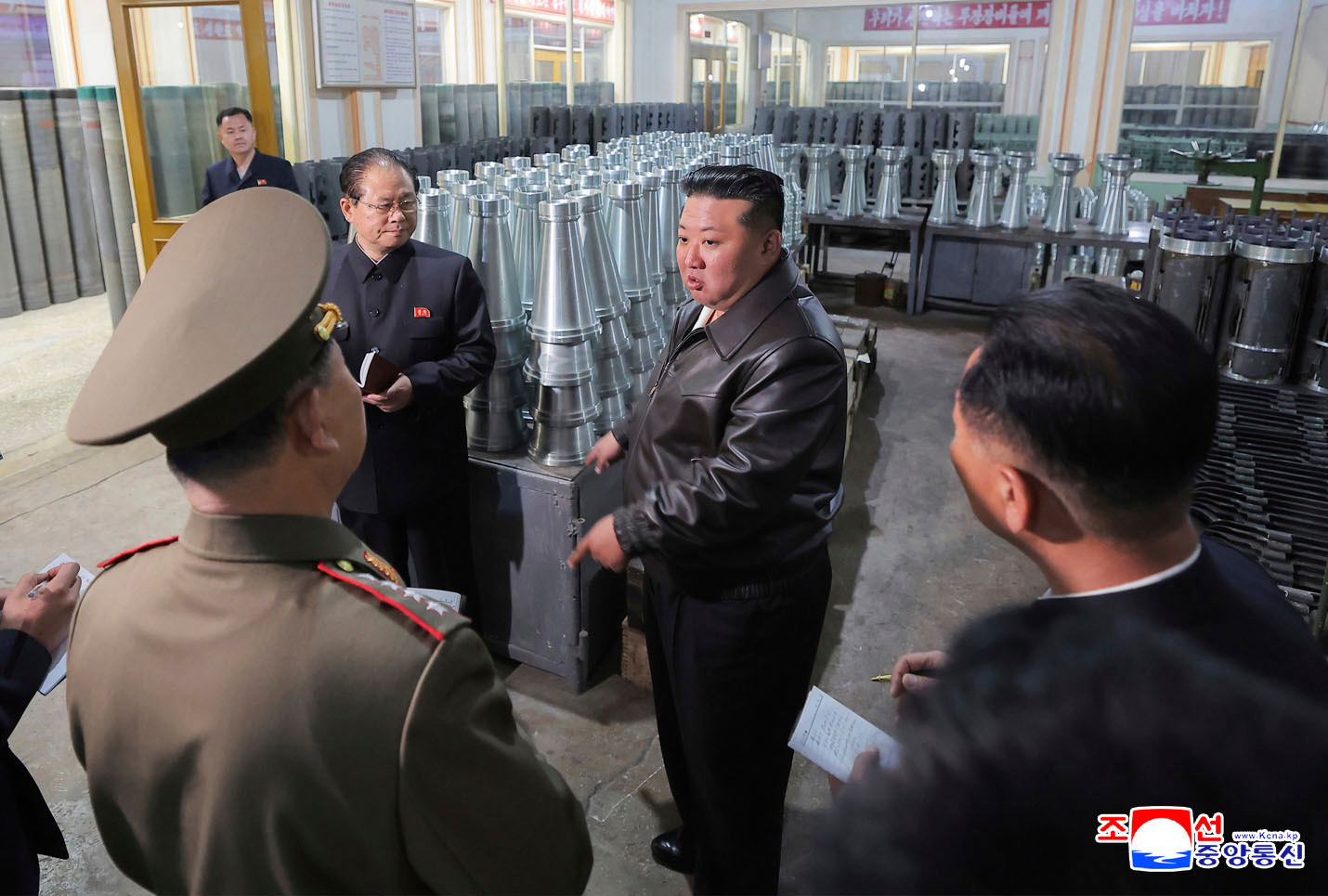 En esta foto sin fecha facilitada el miércoles 7 de mayo de 2025 por el gobierno norcoreano, el líder norcoreano Kim Jong Un, en el centro, visita una fábrica de municiones y maquinaria en Corea del Norte.