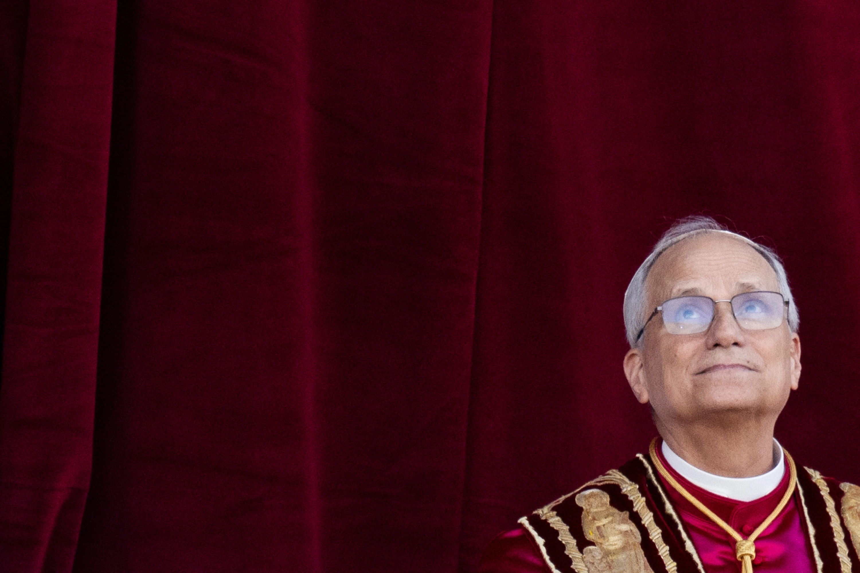 El Papa León XIV desde el balcón central de la Basílica de San Pedro tras ser elegido.