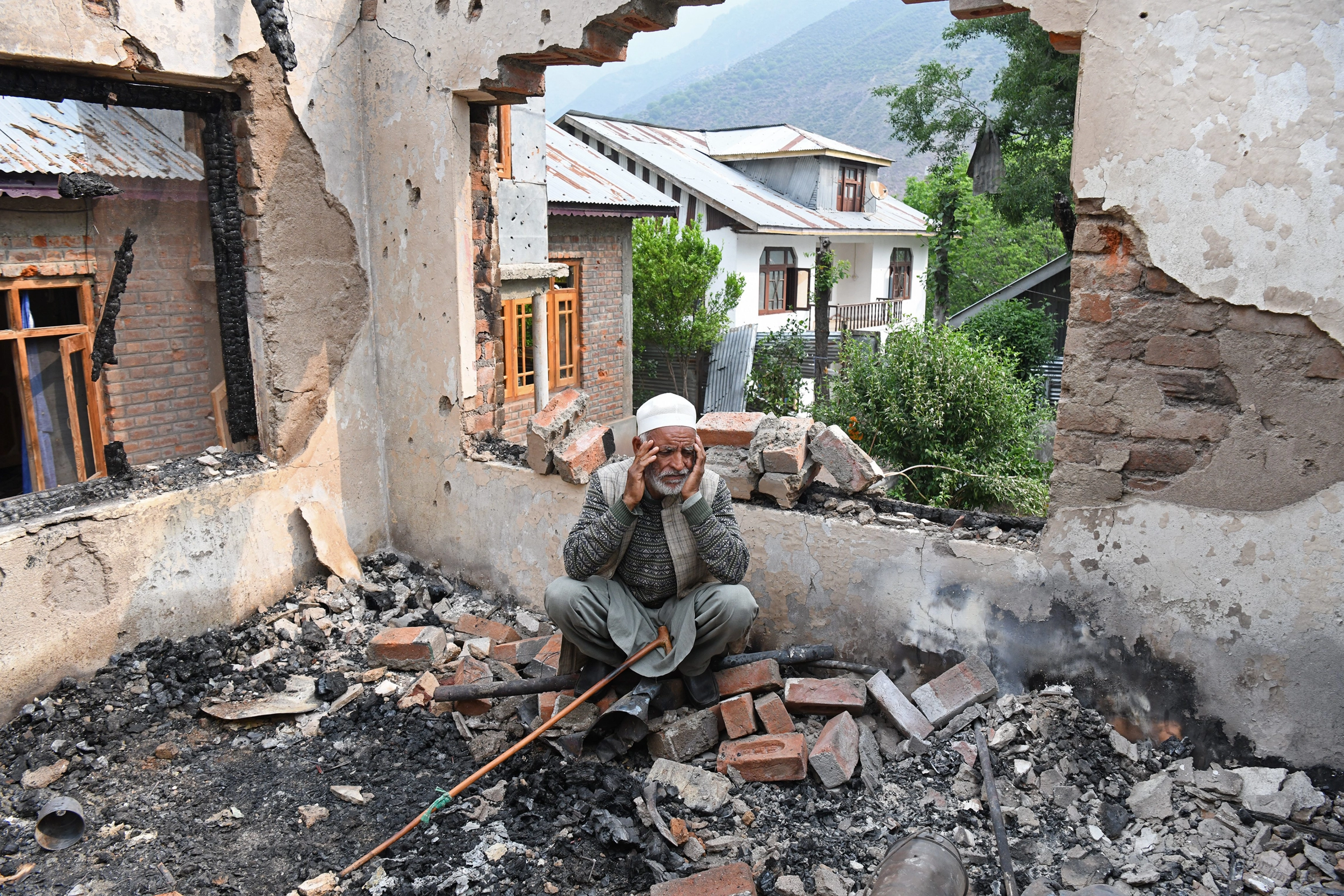 Un hombre indio, en las ruinas de una casa destrozada por un ataque de Pakistán