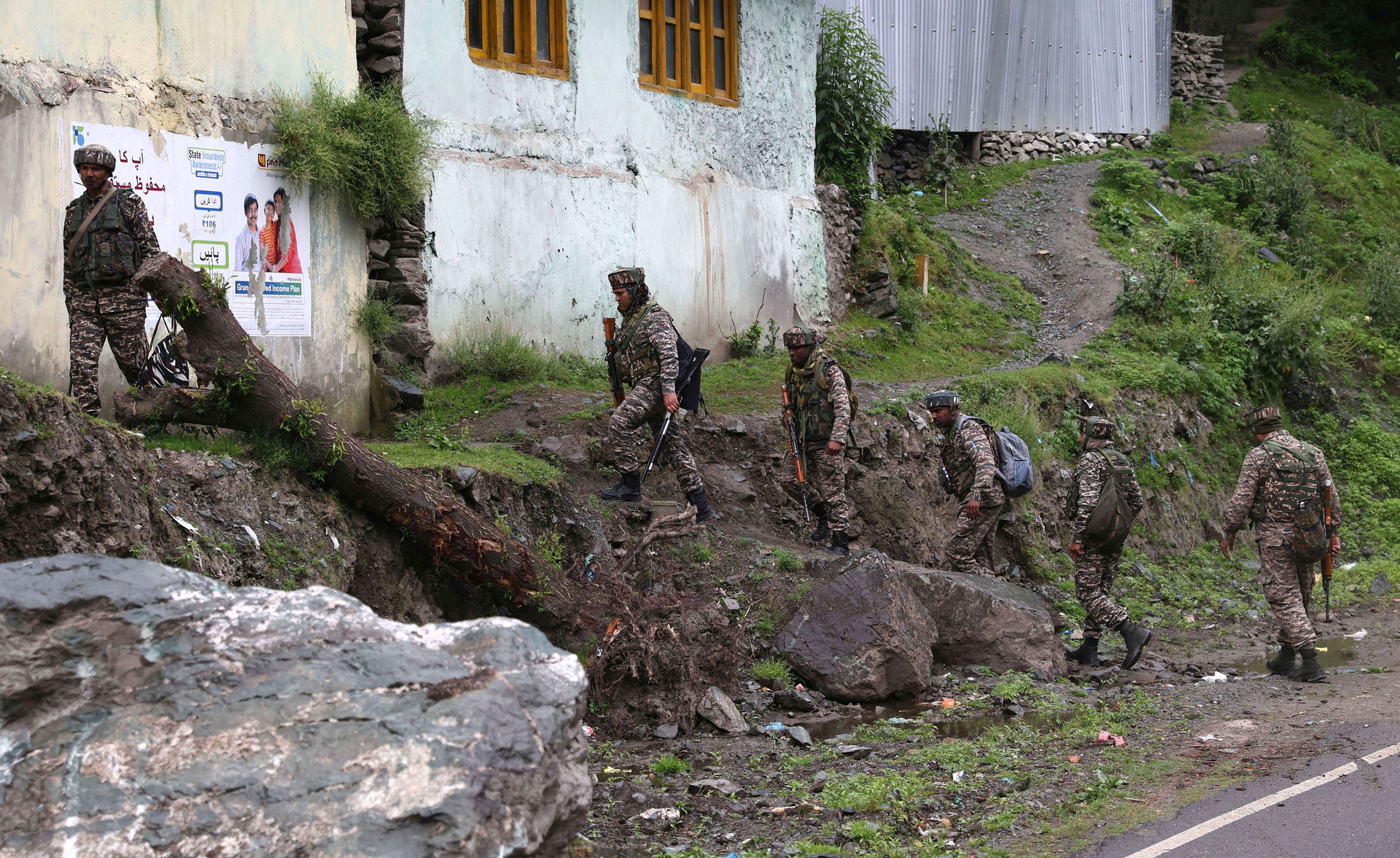 URI (India), 09/05/2025.- Indian paramilitary soldiers patrol a village in Uri, India-administered Kashmir, 09 May 2025. According to the Indian Ministry of Defense, on the night of 07 and 08 May 2025, Pakistan attempted to engage a number of military targets in northern and western India using drones and missiles, and in response, Indian armed forces targeted air defence radars and systems at a number of locations in Pakistan. EFE/EPA/FAROOQ KHAN