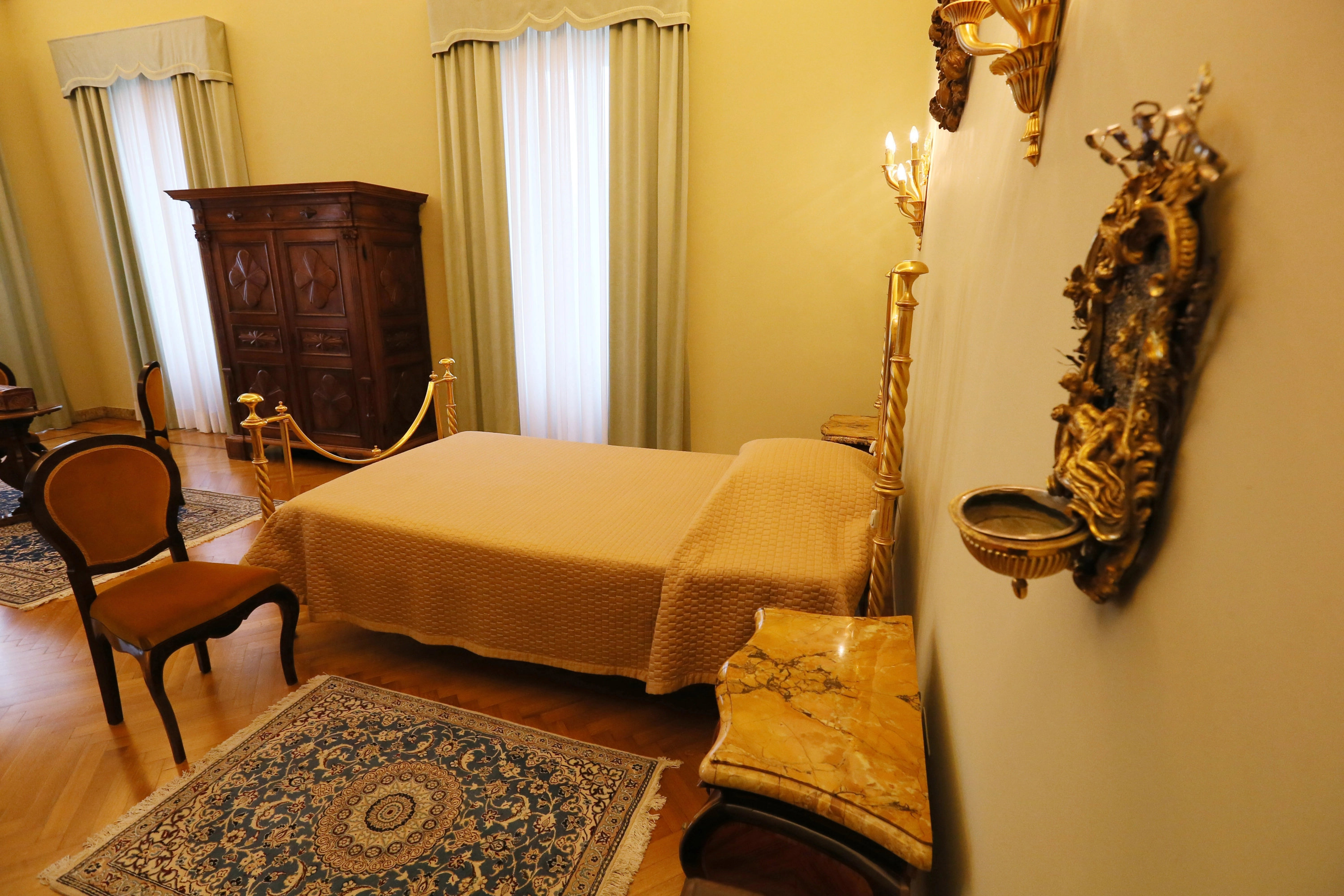 El Dormitorio del Papa, famoso por haber sido reservado en 1944, durante la Segunda Guerra Mundial, para las parturientas escondidas allí por el Papa Pío XII (Eugenio Pacelli).