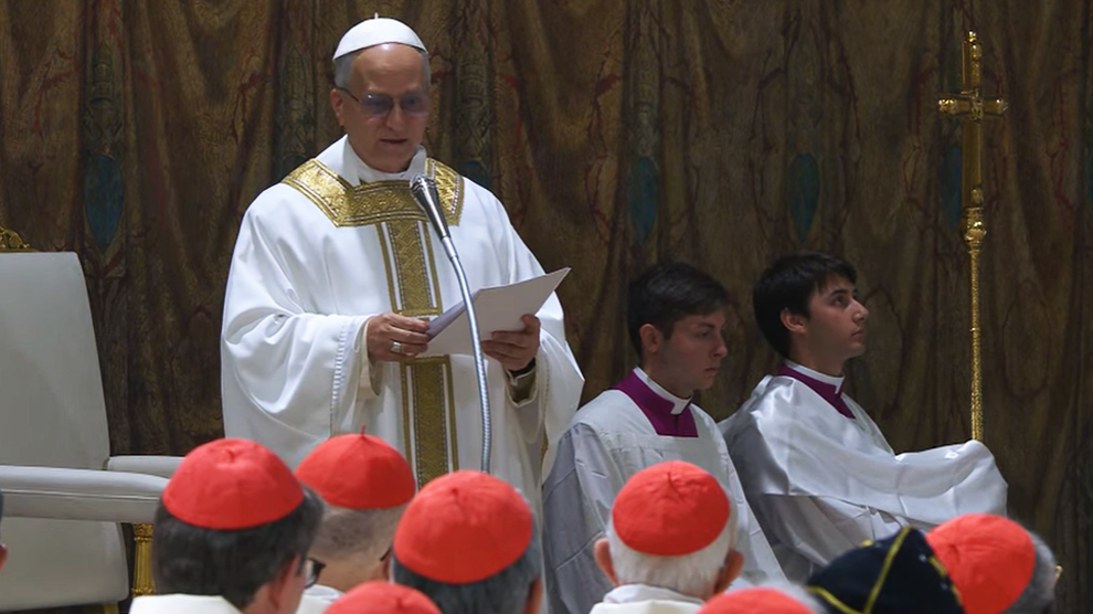 El Papa León XIV oficia su primera misa.