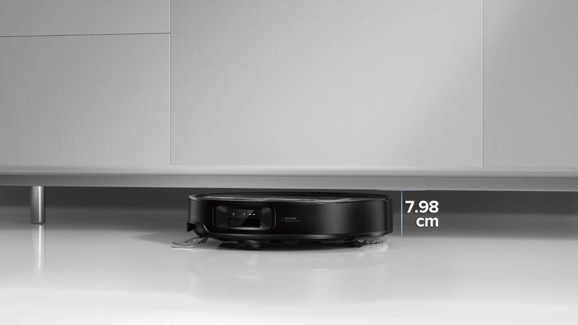 El diseño ultrafino de 7,98 cm del Roborock Saros Z70 permite limpiar debajo muebles bajos.