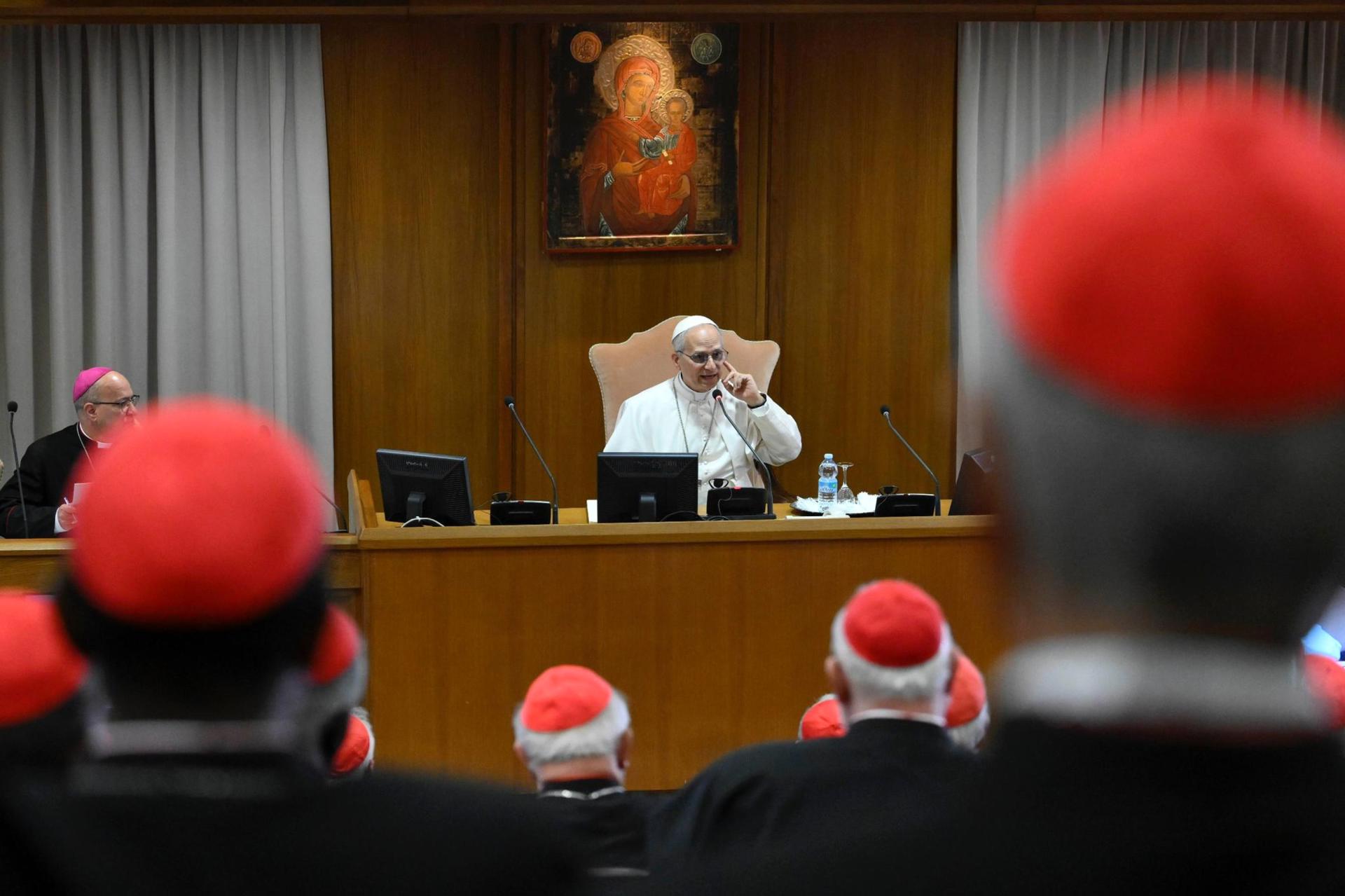 El papa León XIV dirigiéndose a los cardenales durante una reunión mantenida este sábado en la Ciudad del Vaticano.