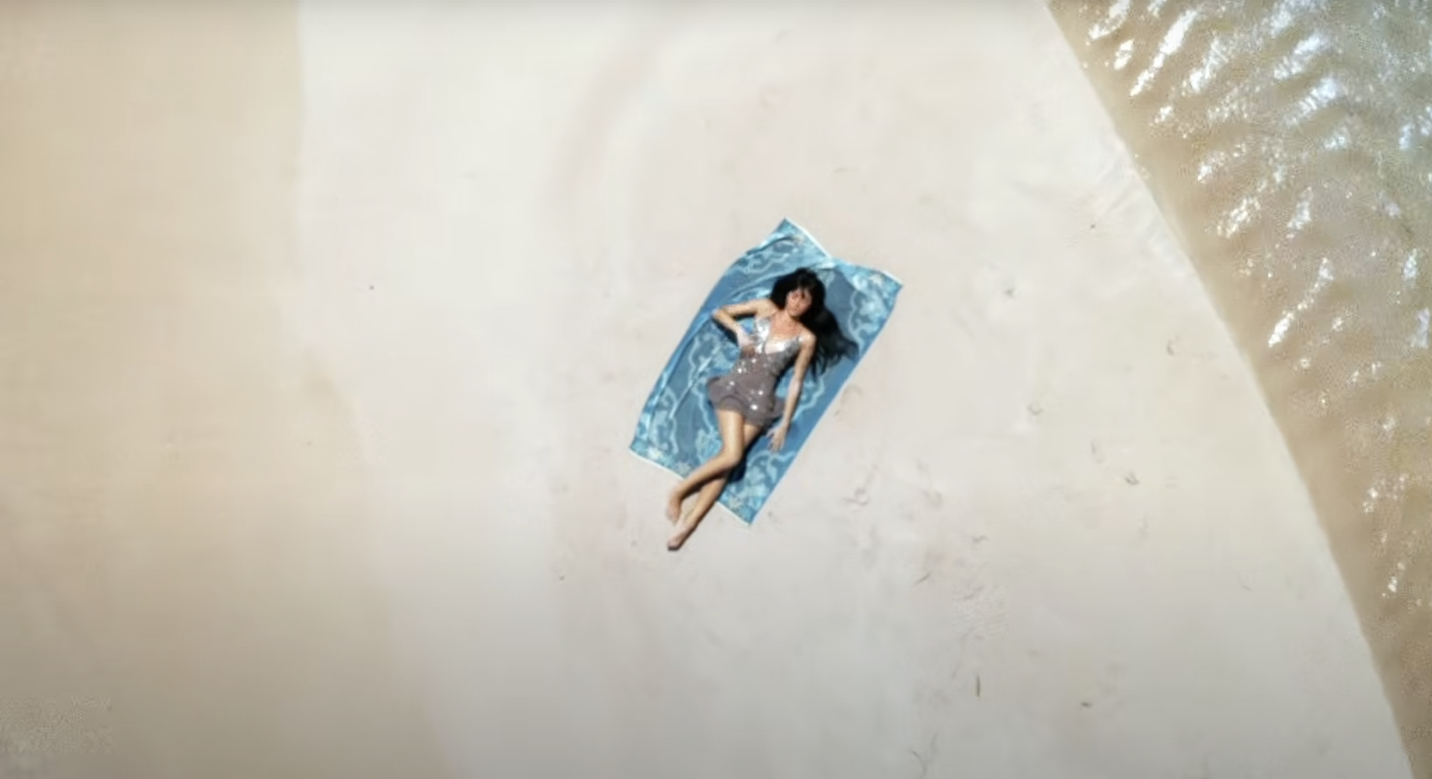 Fotograma del videoclip de '6 de febrero', la nueva canción de Aitana