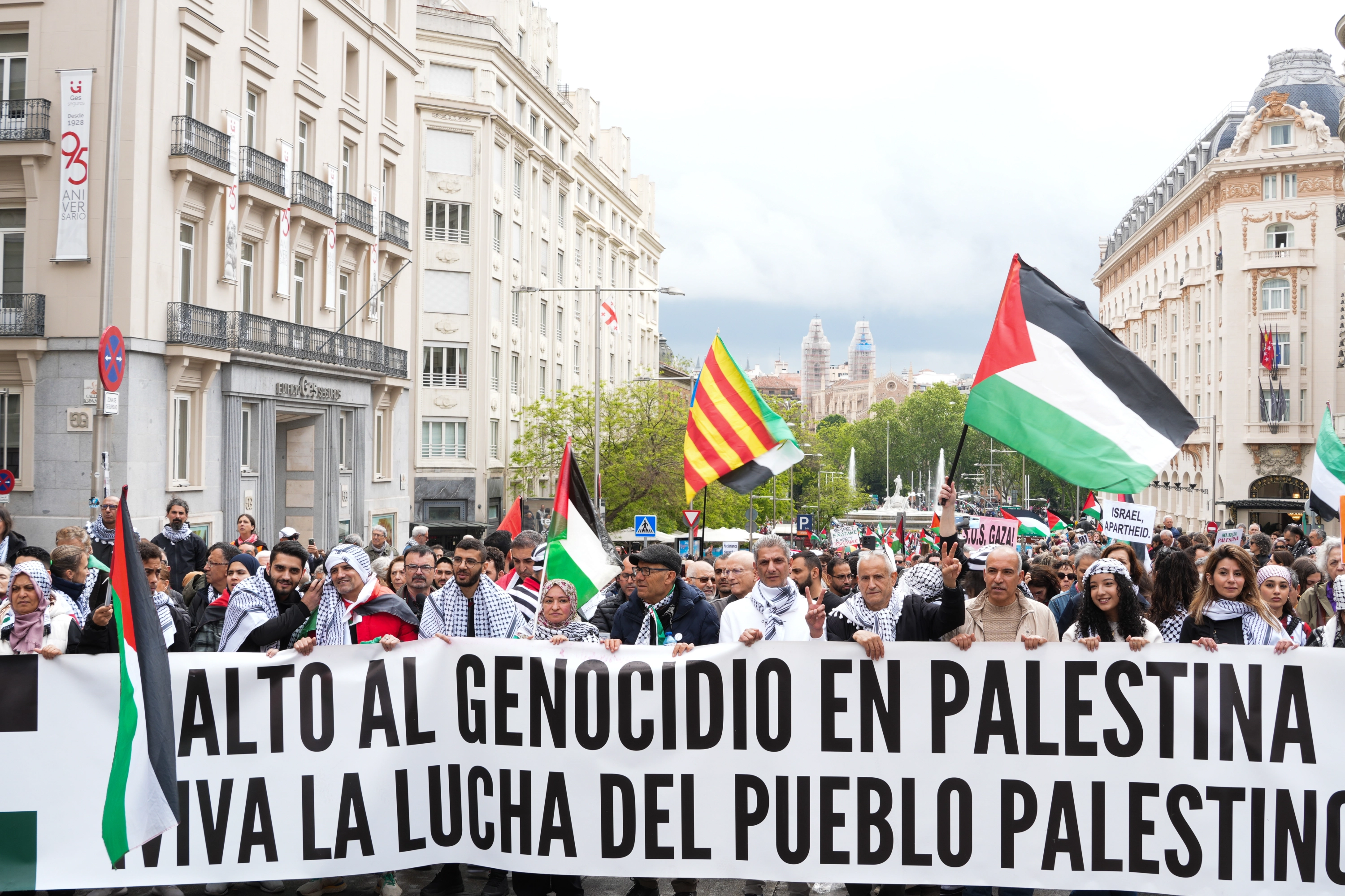 Miles de personas exigen en una gran manifestación en Madrid el embargo inmediato del comercio de armas con Israel.