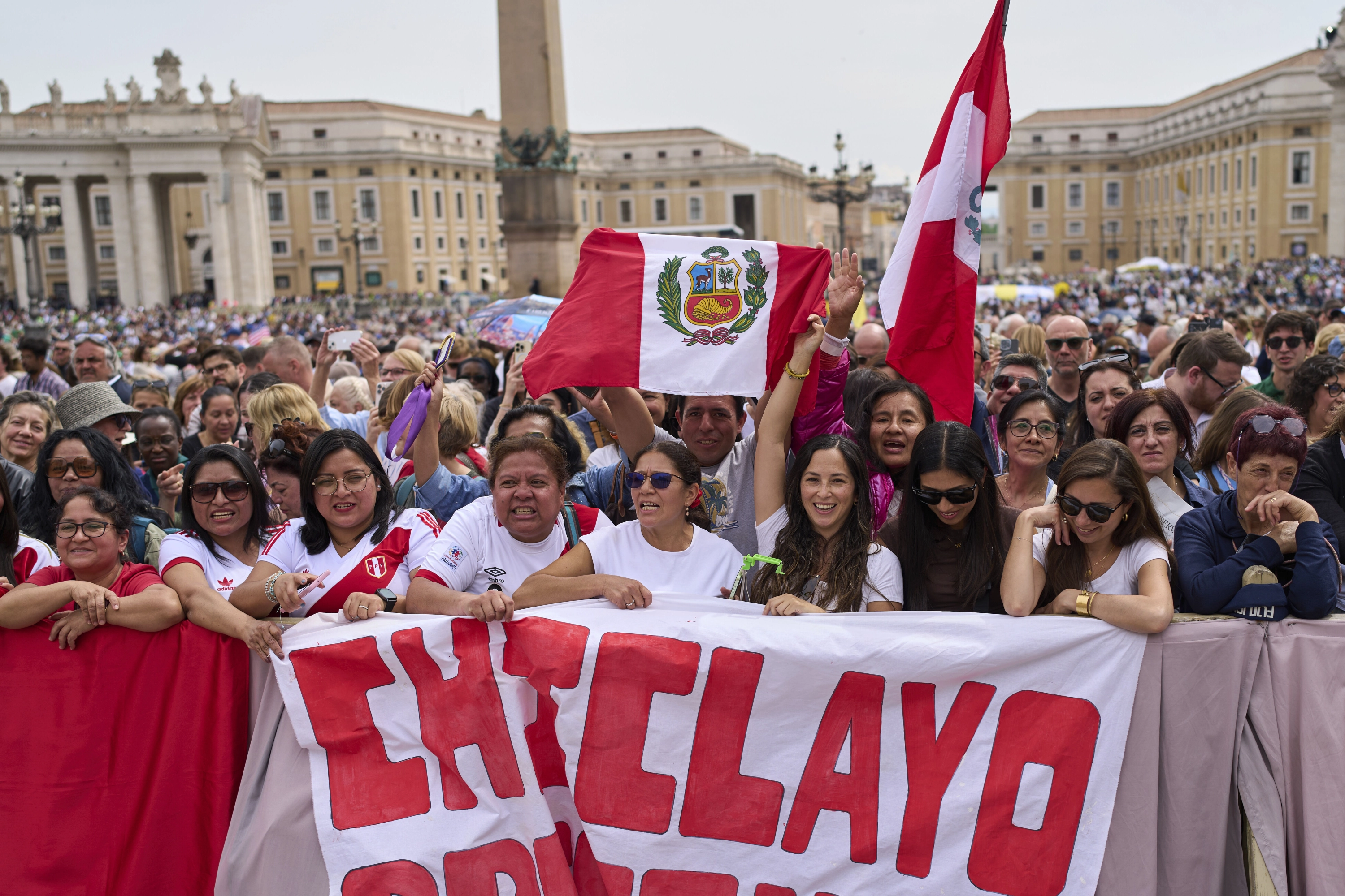 Un grupo de fieles de la diócesis de Chiclayo (Perú) siguen desde San Pedro el discurso del nuevo Papa León XIV