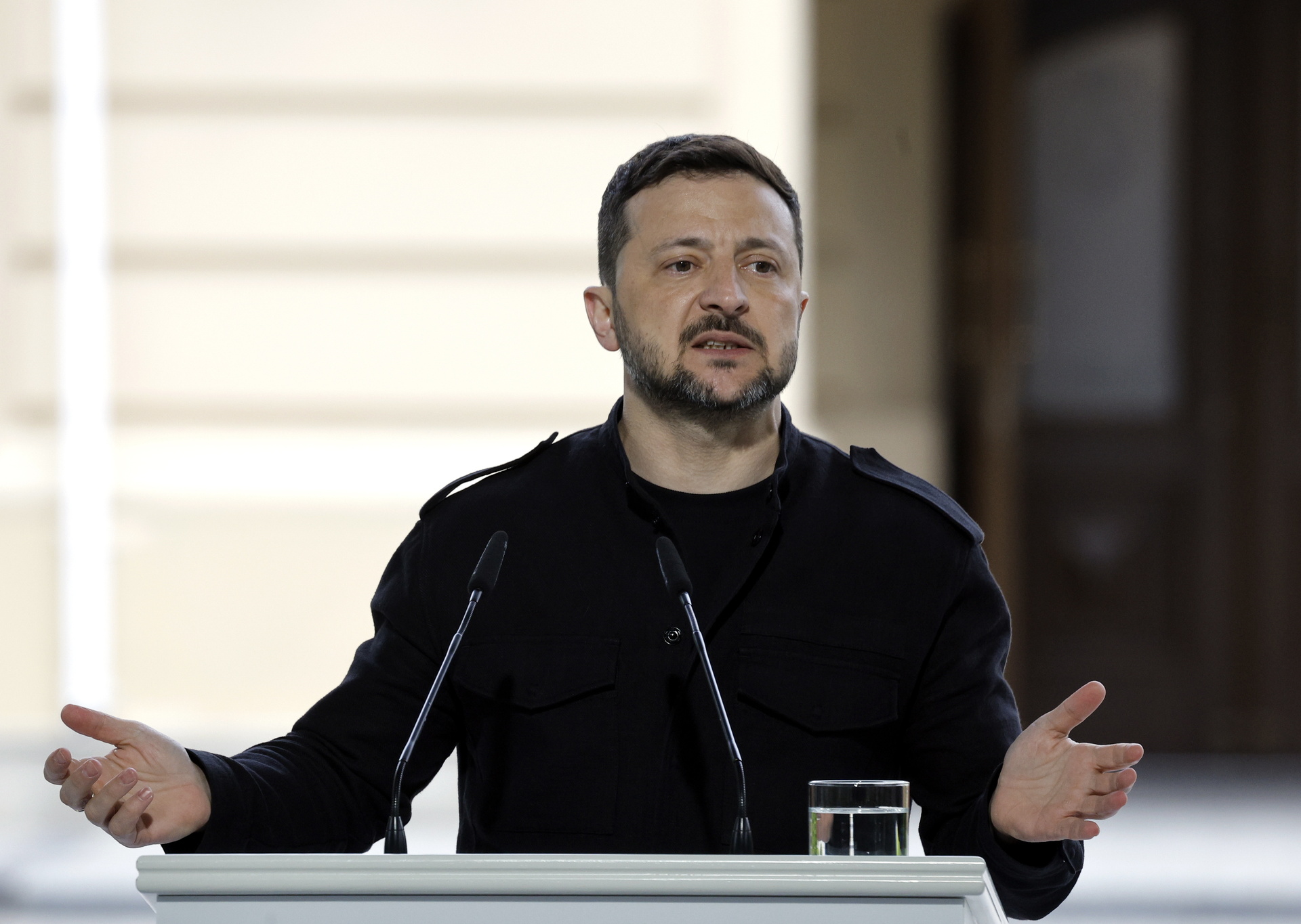 KYIV (Ukraine), 10/05/2025.- Ukraine's President Volodymyr Zelensky gestures as he addresses a joint press conference following a meeting of the 'Coalition of the willing' at the Mariinskyi Palace, the official residence of the president of Ukraine, in Kyiv, Ukraine, 10 May 2025, amid the ongoing Russian invasion. (Ucrania, Kiev) EFE/EPA/SERGEY DOLZHENKO