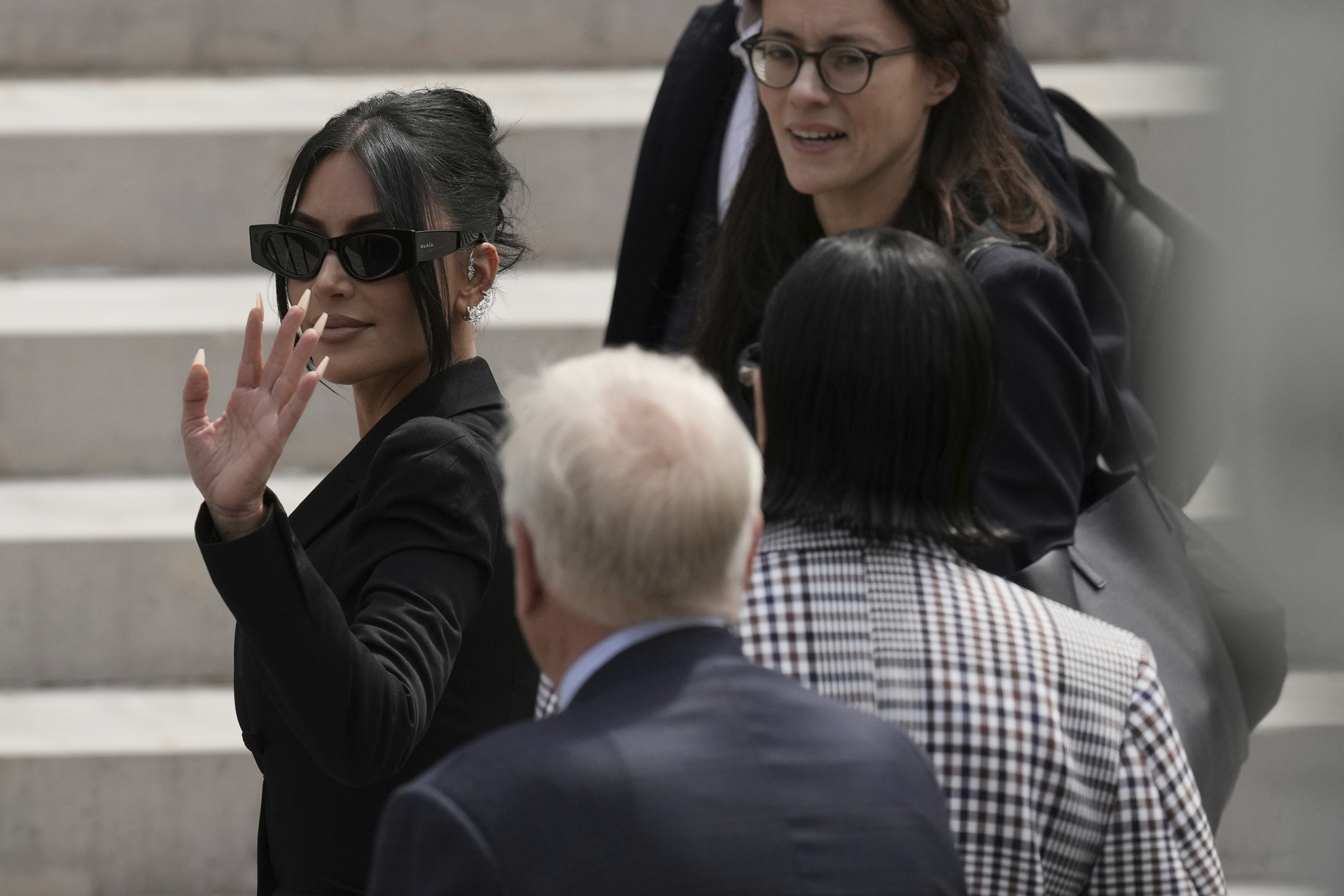 Kim Kardashian, left, walks up the steps of the palace of justice as she arrives to testify regarding a robbery of millions of dollars in jewels from her Paris hotel room in 2016, in Paris, Tuesday, May 13, 2025. (AP Photo/Aurelien Morissard) Associated Press/LaPresse