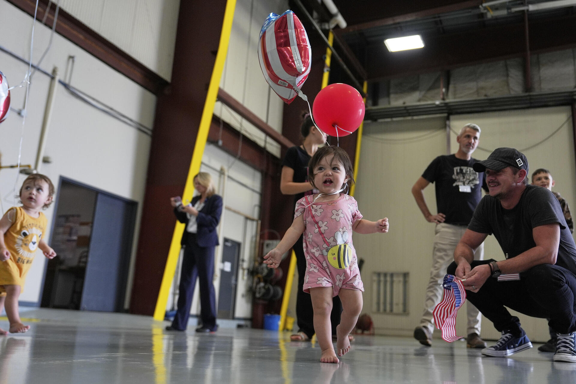 Young Afrikaner refugees from South Africa play with balloons as they arrive with their families, Monday, May 12, 2025, at Dulles International Airport in Dulles, Va. (AP Photo/Julia Demaree Nikhinson) 


Associated Press / LaPresse
Only italy and spain