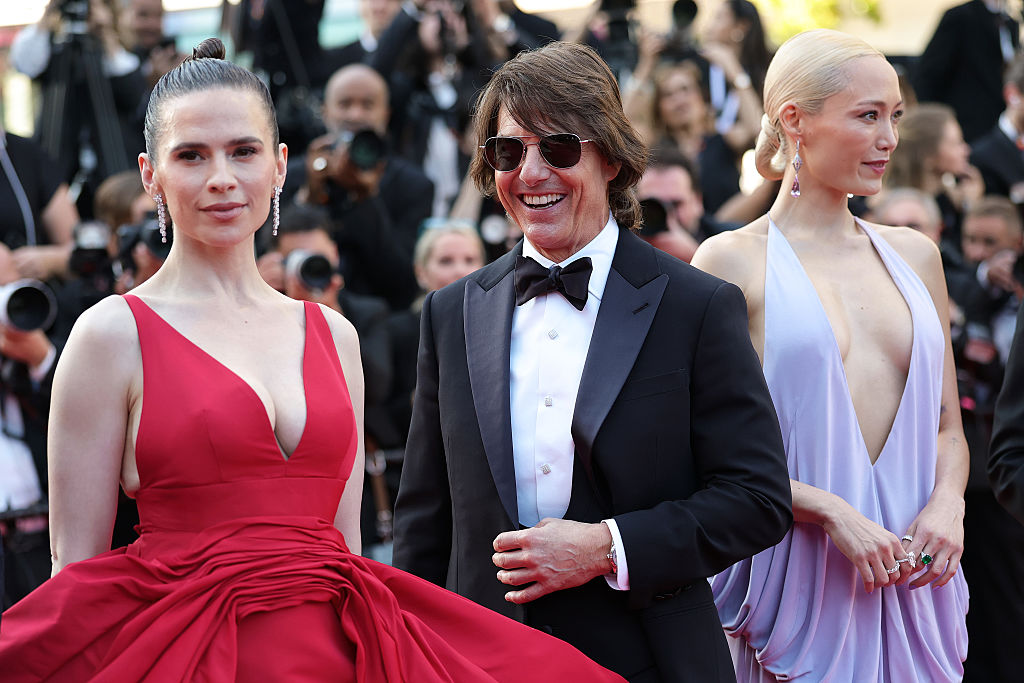 Healy Awwel, Tom Cruise e Pom Clementif no tapete vermelho do show de cinema.
