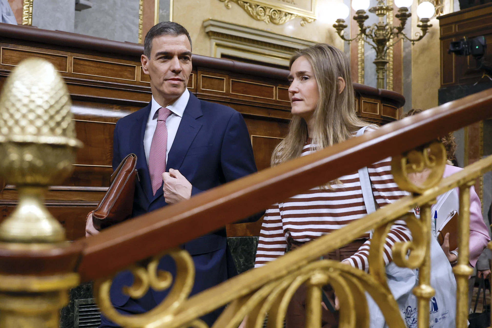 Durante a questão no Parlamento, o primeiro -ministro espanhol Pedro Sanchez (L) Terceiro Vice -Primeiro Ministro e Ministro da Transformação e População Ambiental Sarah Agesen (R) com bate -papos Sara Agesen (r) 14 de maio de 2025, maio de 2025, maio de 2025, 2025 de maio, durante a questão do Parlamento. Efe/ Juan Carlos Hidalgo
