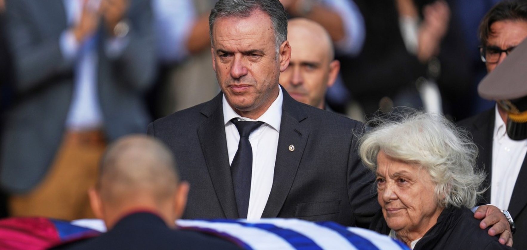 Lucía Topolansky y Yamandú Orsi, acompañan los restos de su marido.