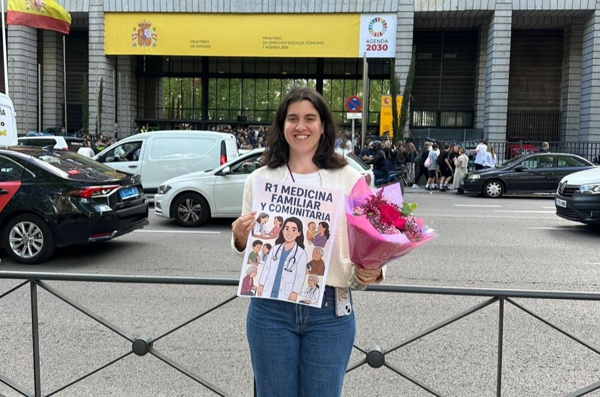 Alba Rodrigo frente al Ministerio de Sanidad, el día que eligió su plaza en Medicina Familiar.
