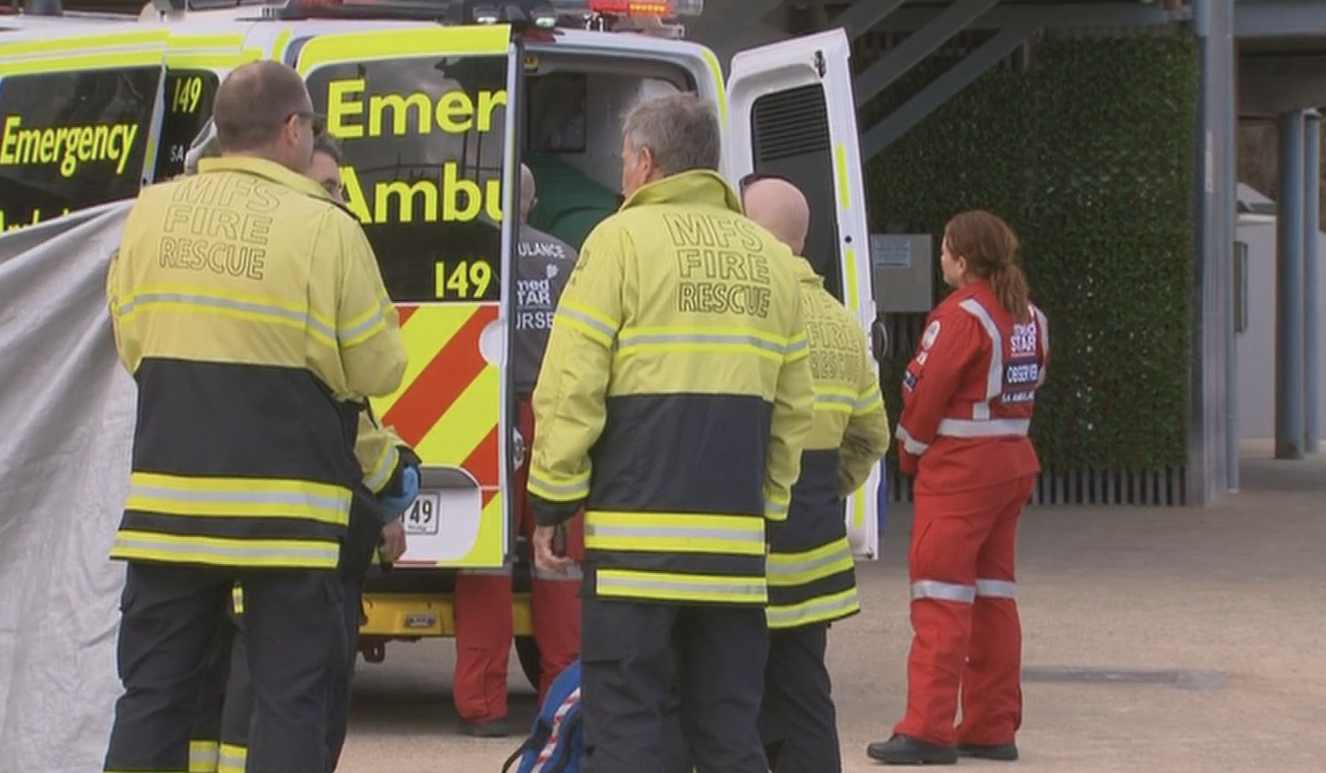 La Policía precisa en su comunicado que la víctima se encuentra en "estado grave", sin aportar más detalles.
