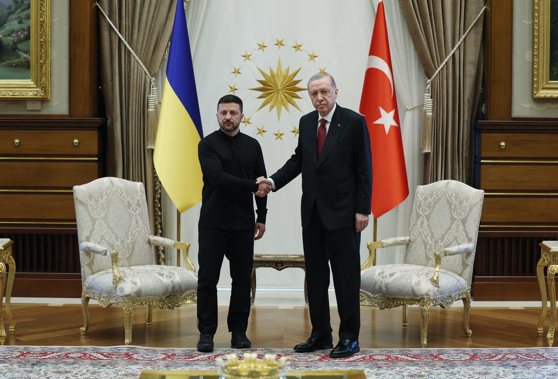 ANKARA (Turkey), 15/05/2025.- A handout picture made available by the Turkish Presidential Press Office shows Ukrainian President Volodymyr Zelensky (L) and Turkish President Recep Tayyip Erdogan posing for an official photo prior to their meeting in Ankara, Turkey, 15 May 2025, on the same day Russian and Ukrainian delegations gather for peace talks in Istanbul. (Turquía, Ucrania, Estanbul) EFE/EPA/TURKISH PRESIDENTIAL PRESS OFFICE HANDOUT HANDOUT EDITORIAL USE ONLY/NO SALES