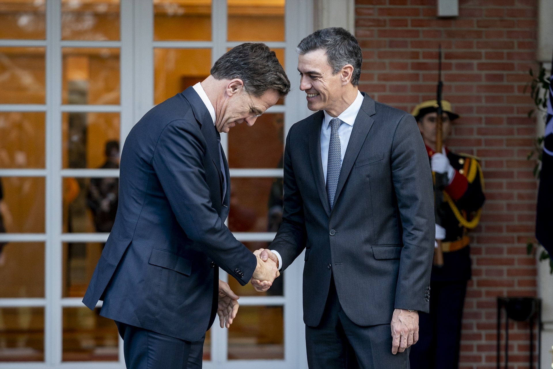 El presidente del Gobierno, Pedro Sánchez, recibe al secretario general de la OTAN, Mark Rutte, en la Moncloa el pasado mes de enero.
