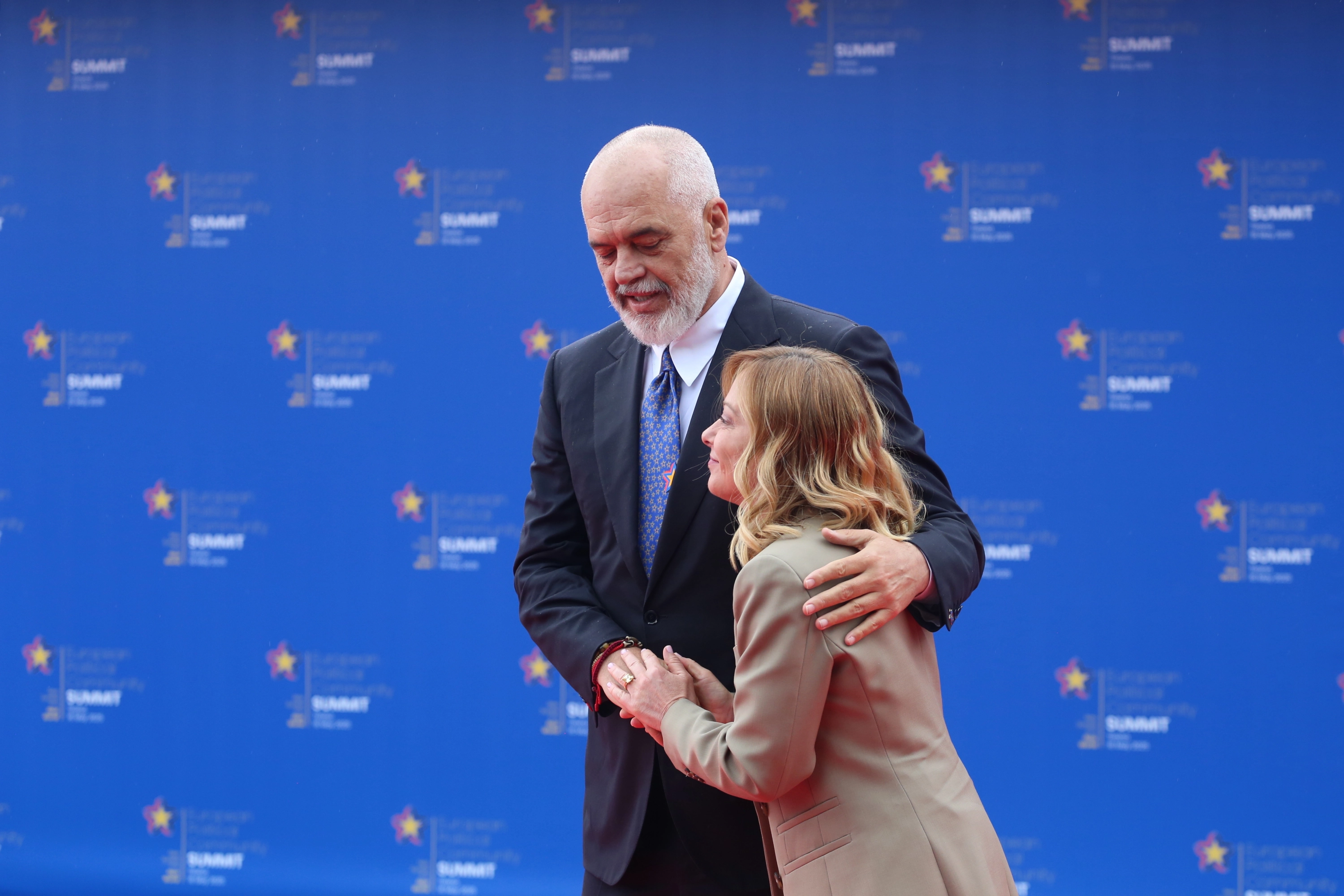 Otra imagen del encuentro entre Edi Rama y Giorgia Meloni.
